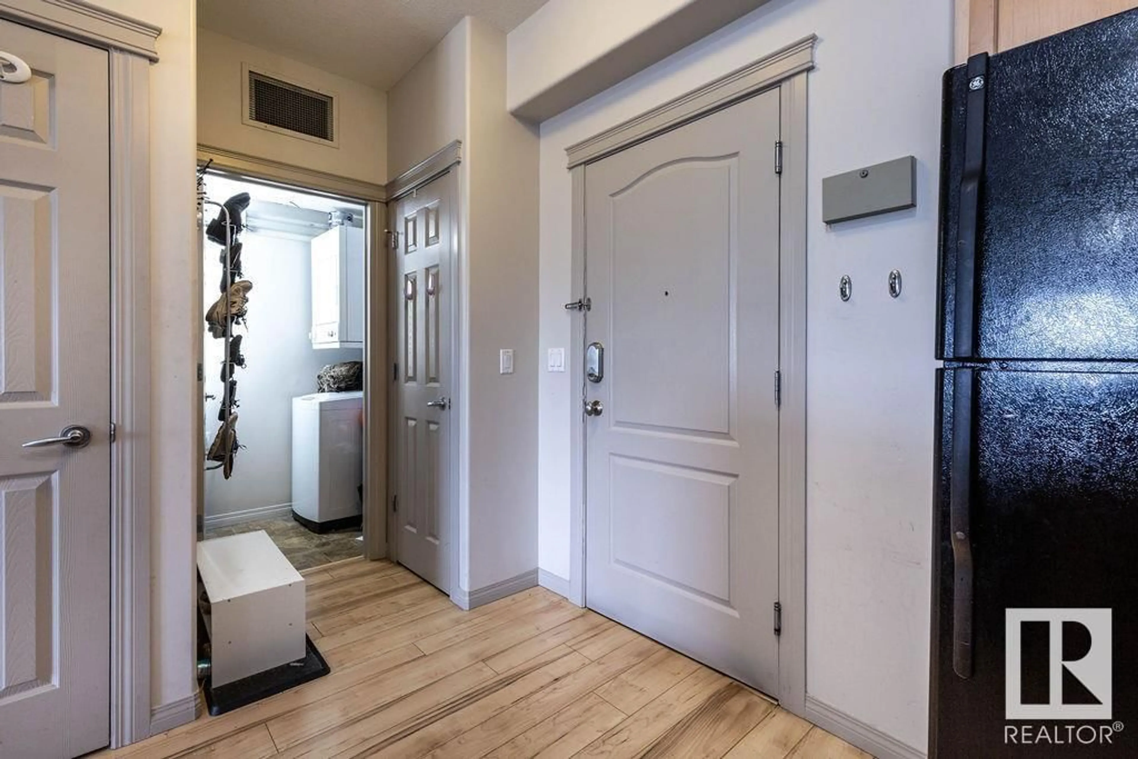 Indoor entryway for 45 - 322 INGLEWOOD DR, St. Albert Alberta T8N0B6
