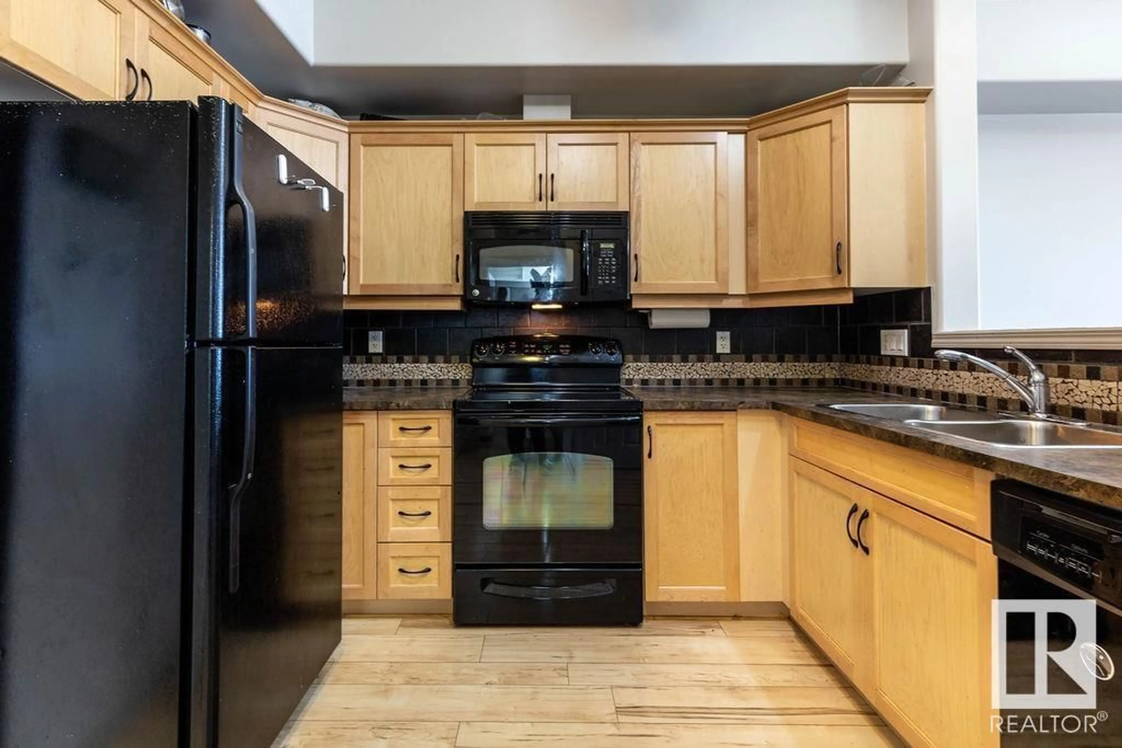 Standard kitchen, ceramic/tile floor for 45 - 322 INGLEWOOD DR, St. Albert Alberta T8N0B6