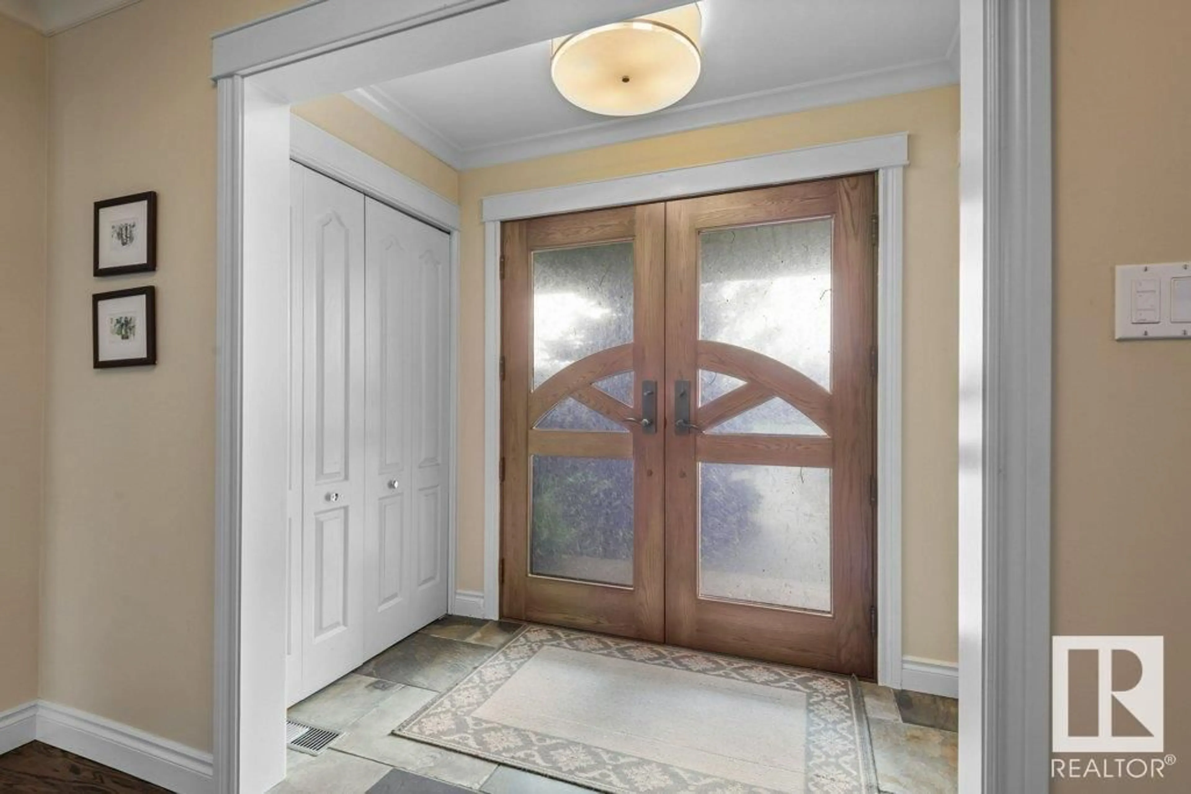 Indoor entryway for 5135 LANSDOWNE DR, Edmonton Alberta T6H4L1