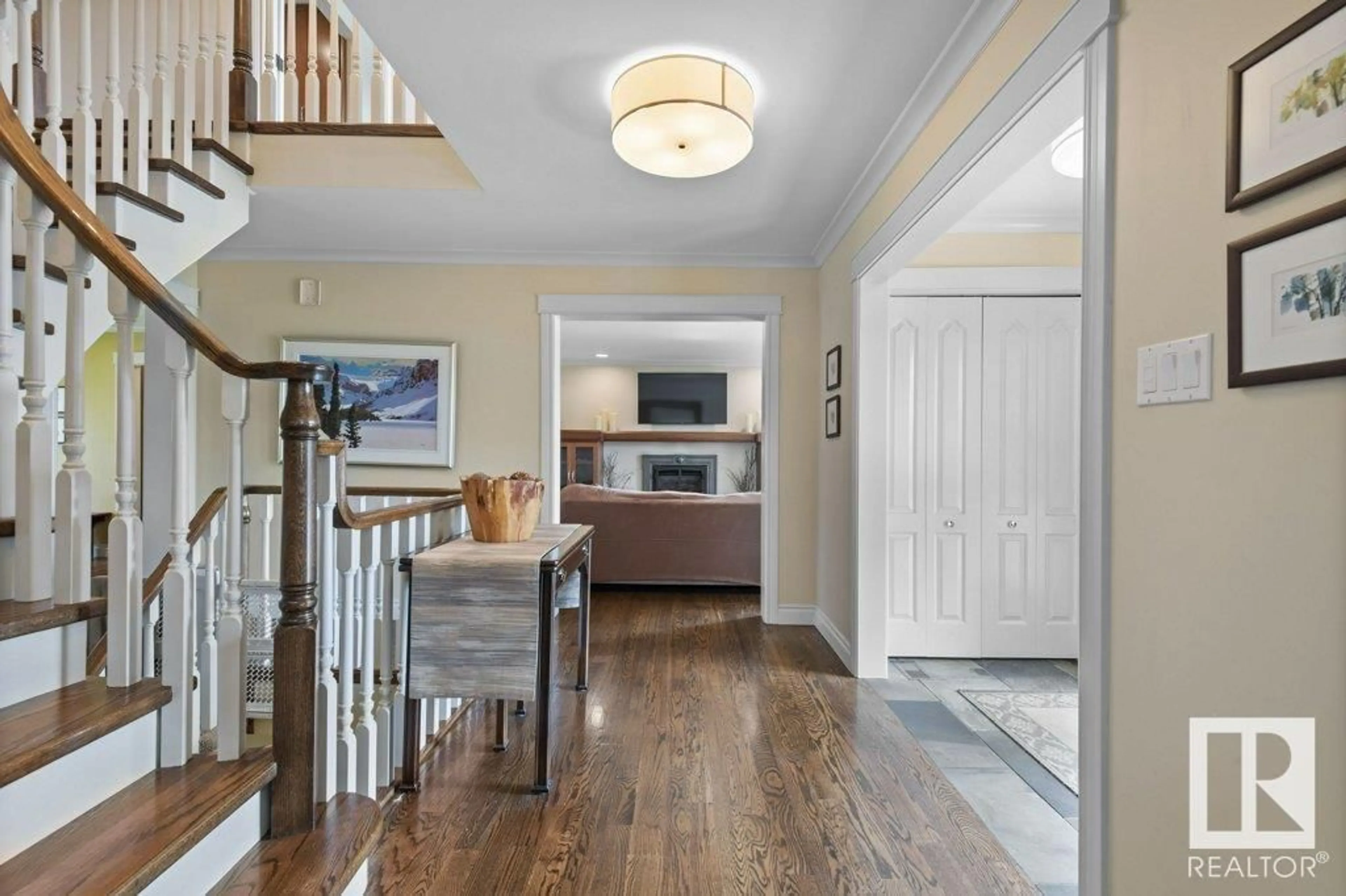 Indoor entryway for 5135 LANSDOWNE DR, Edmonton Alberta T6H4L1