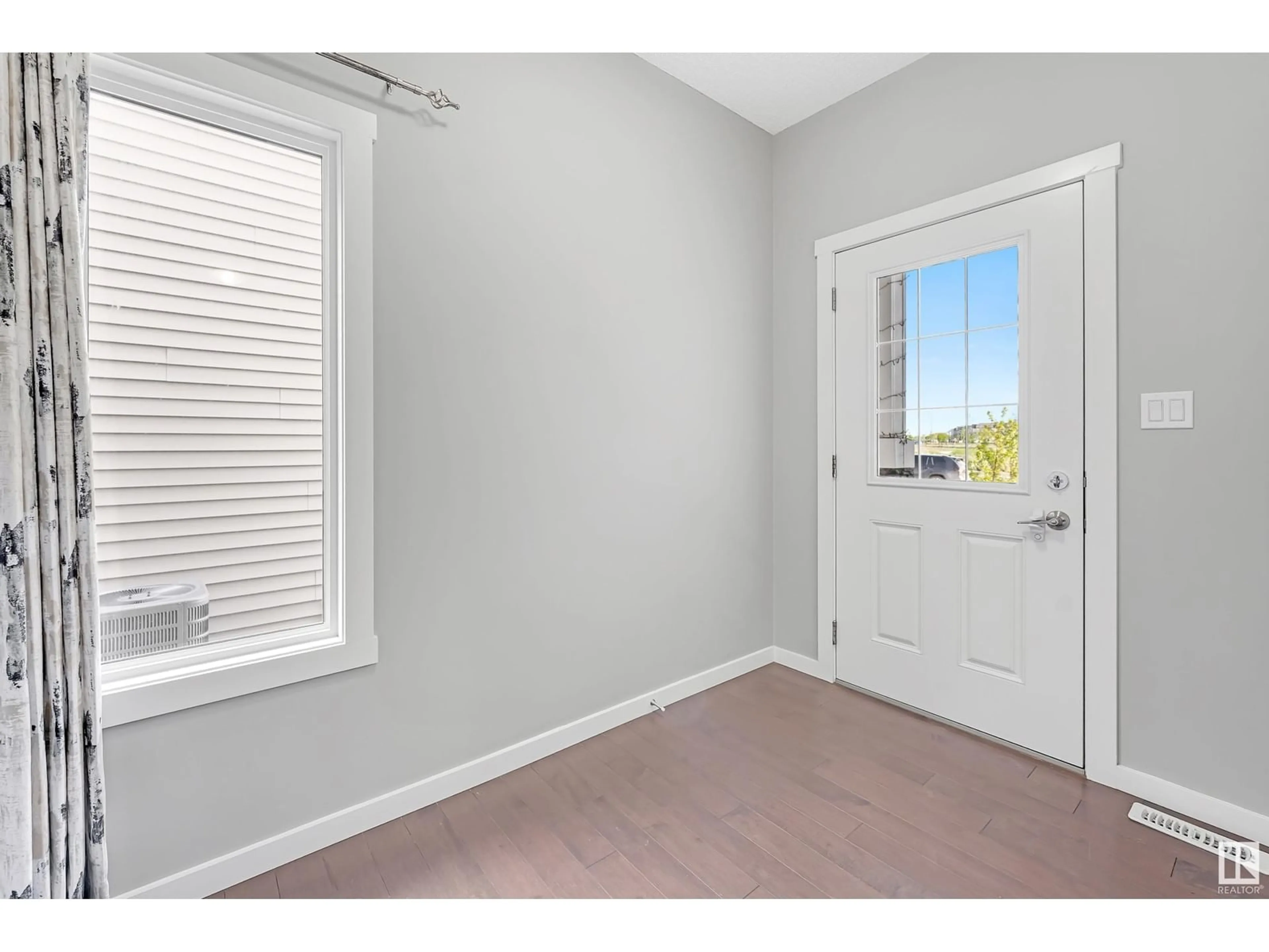 Indoor entryway for 3323 8 ST, Edmonton Alberta T6T1A4