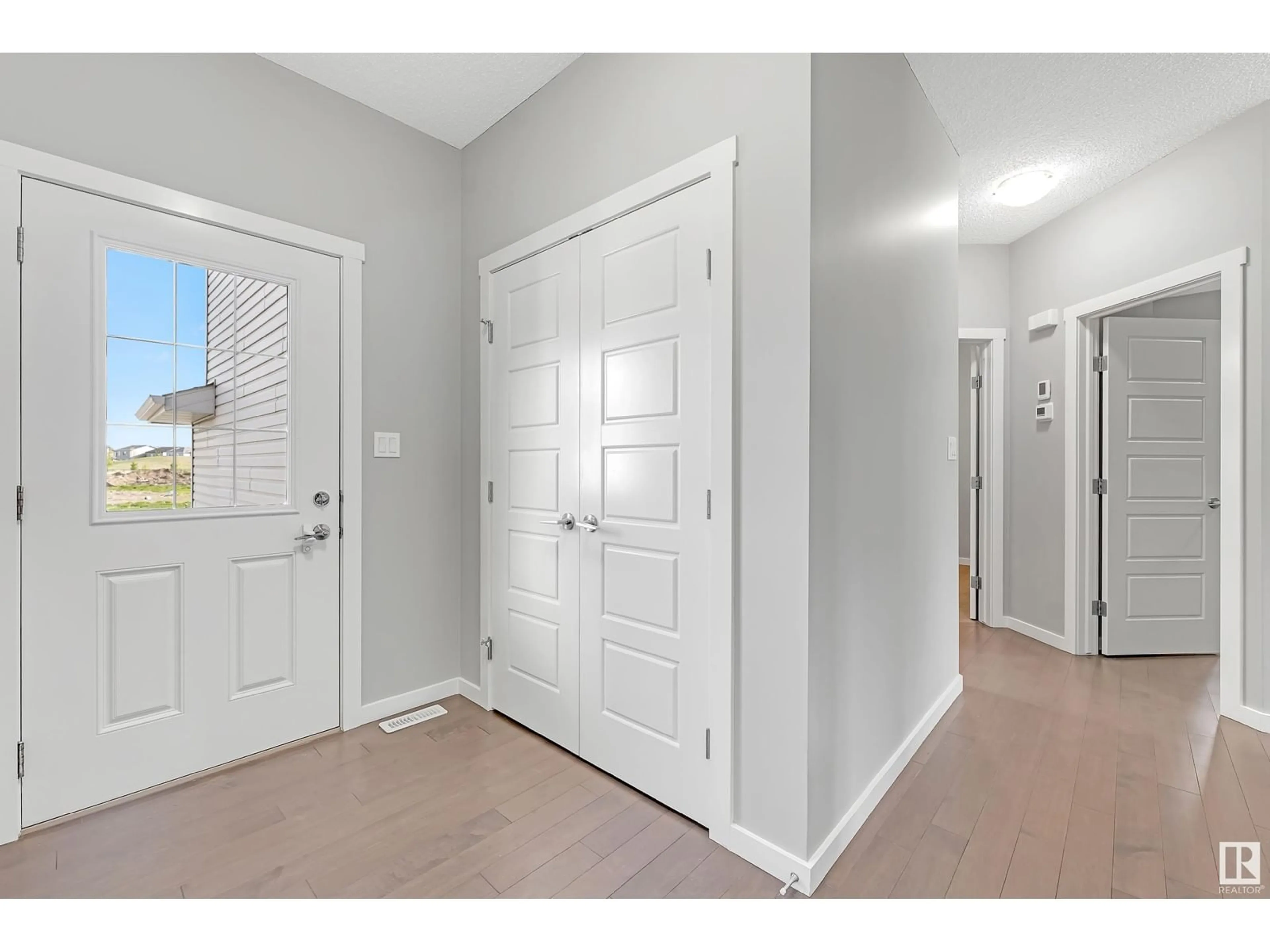 Indoor entryway for 3323 8 ST, Edmonton Alberta T6T1A4
