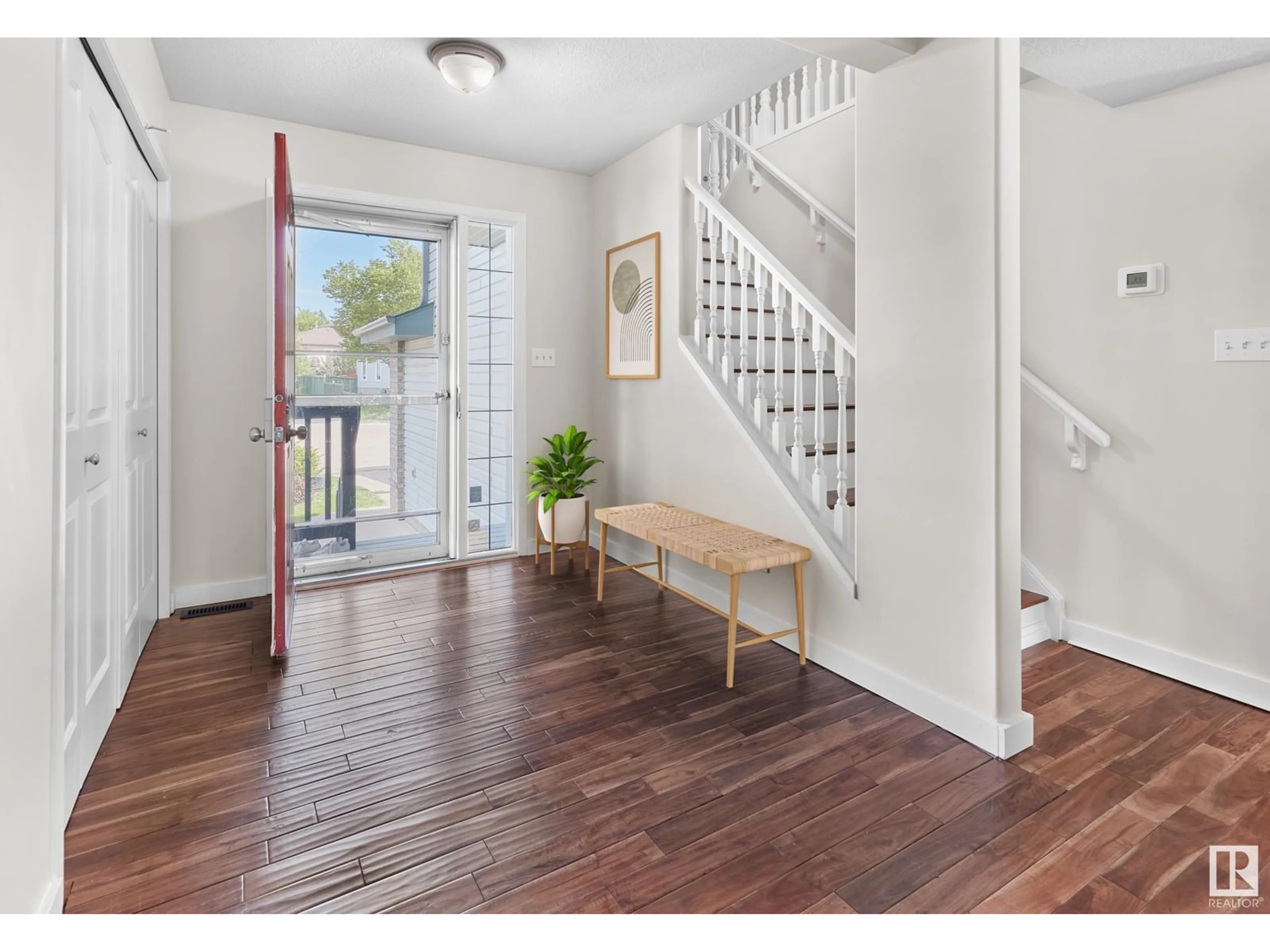 Indoor entryway for 439 HUNTERS GREEN GR, Edmonton Alberta T6R3C1