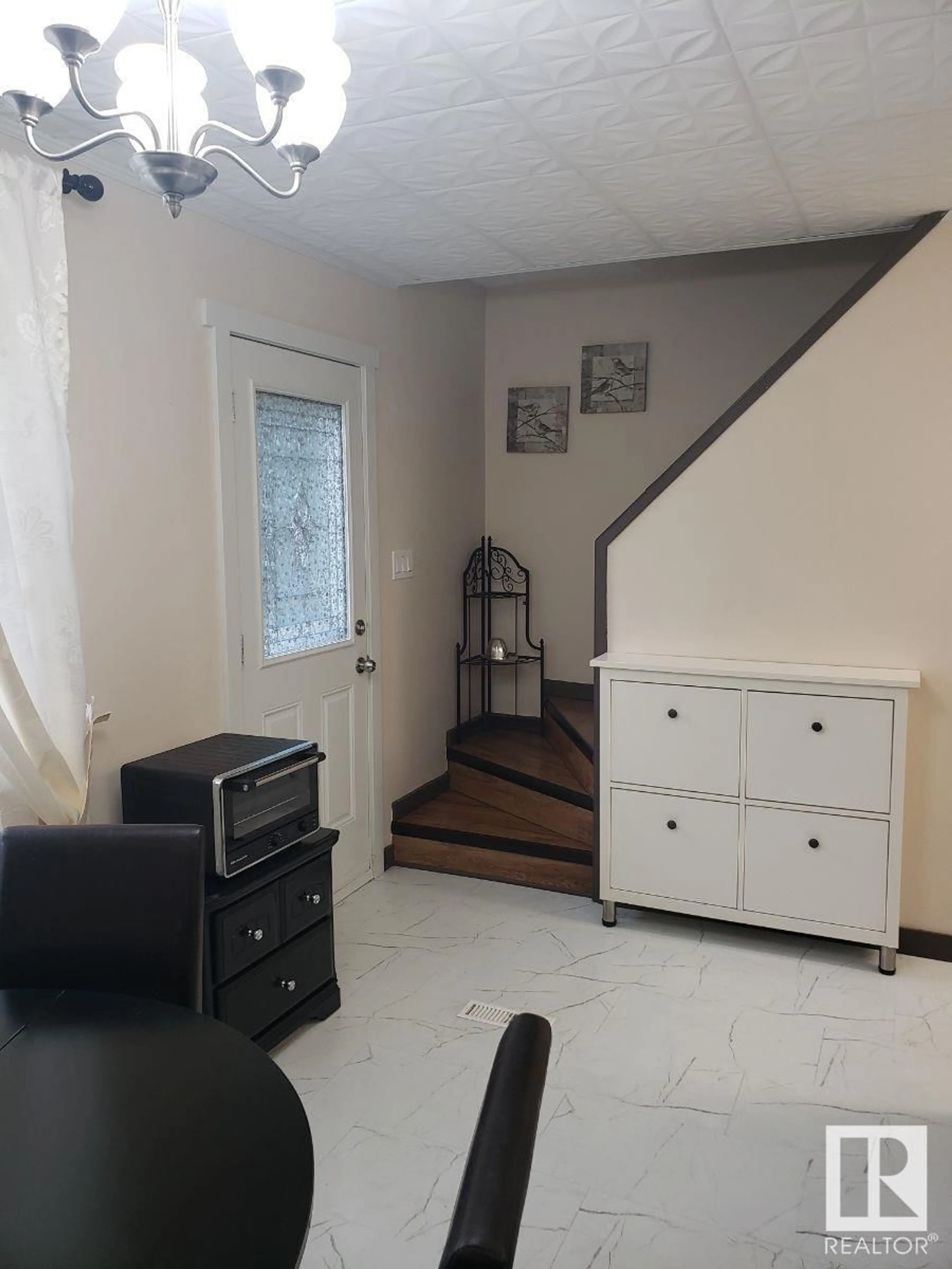 A pic of a room for 144 WOODSTOCK NW, Edmonton Alberta T5T0H6