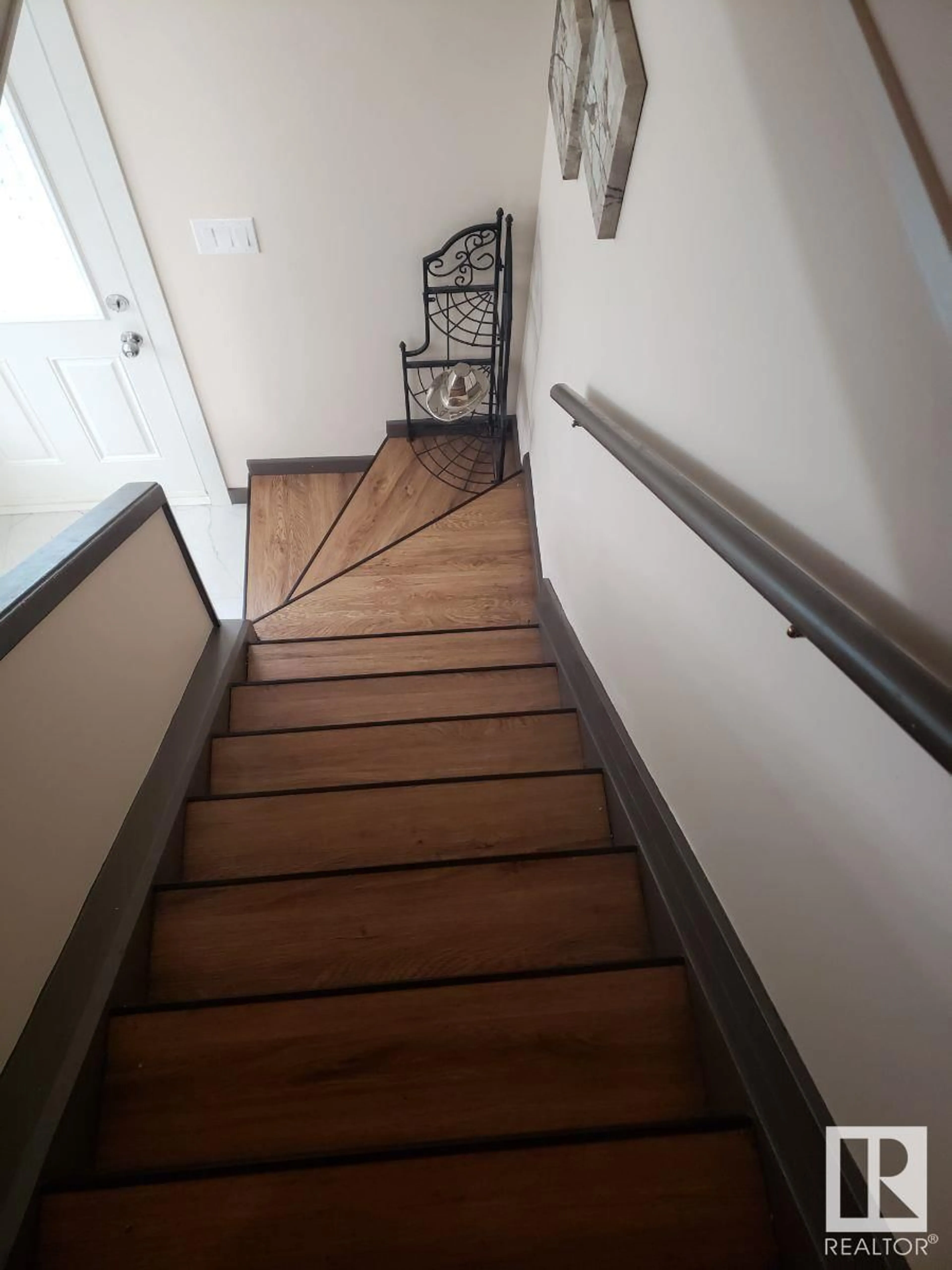 Stairs for 144 WOODSTOCK NW, Edmonton Alberta T5T0H6