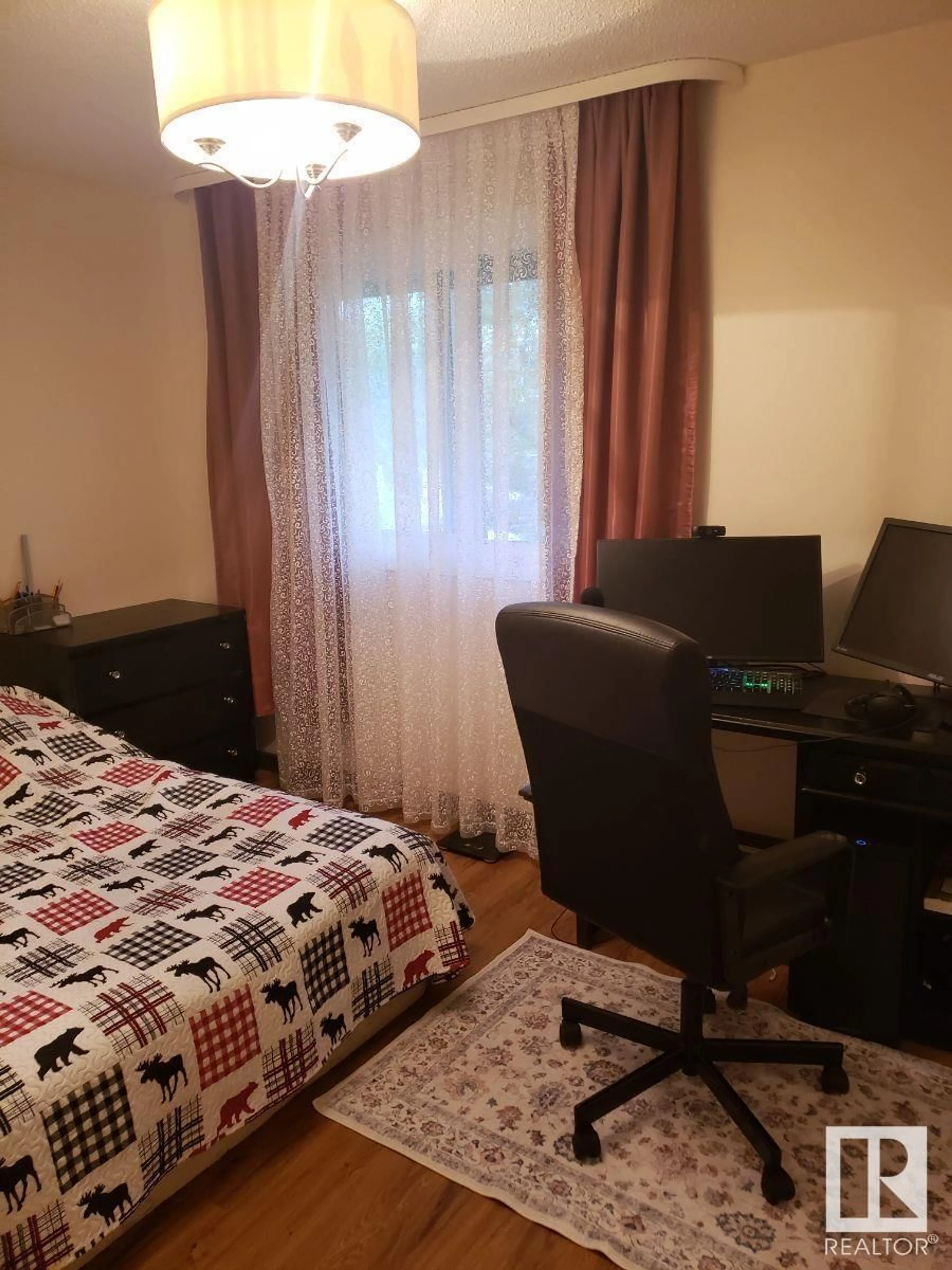 A pic of a room for 144 WOODSTOCK NW, Edmonton Alberta T5T0H6