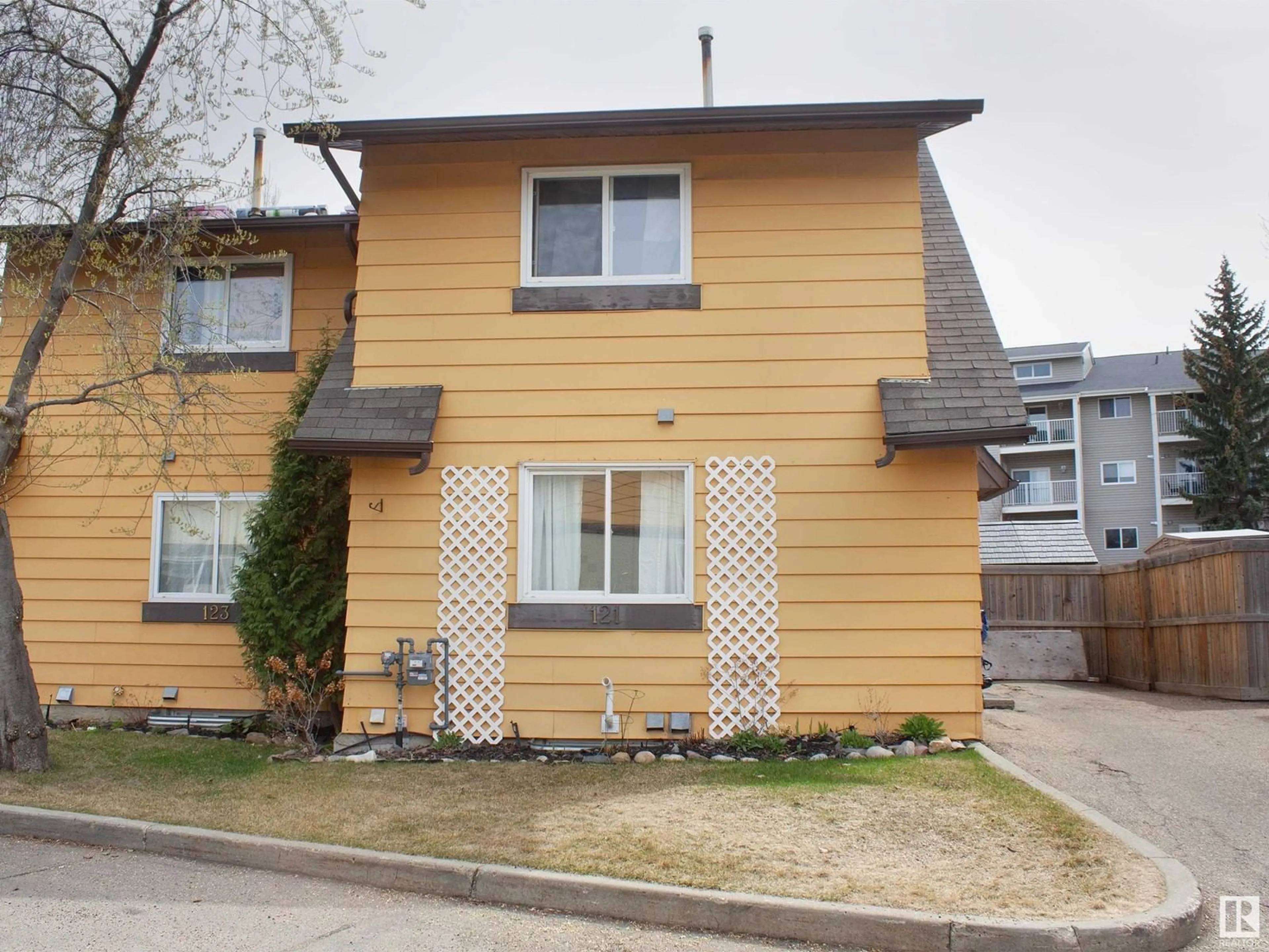 Home with vinyl exterior material, street for 121 WOODSTOCK NW, Edmonton Alberta T5T0H6