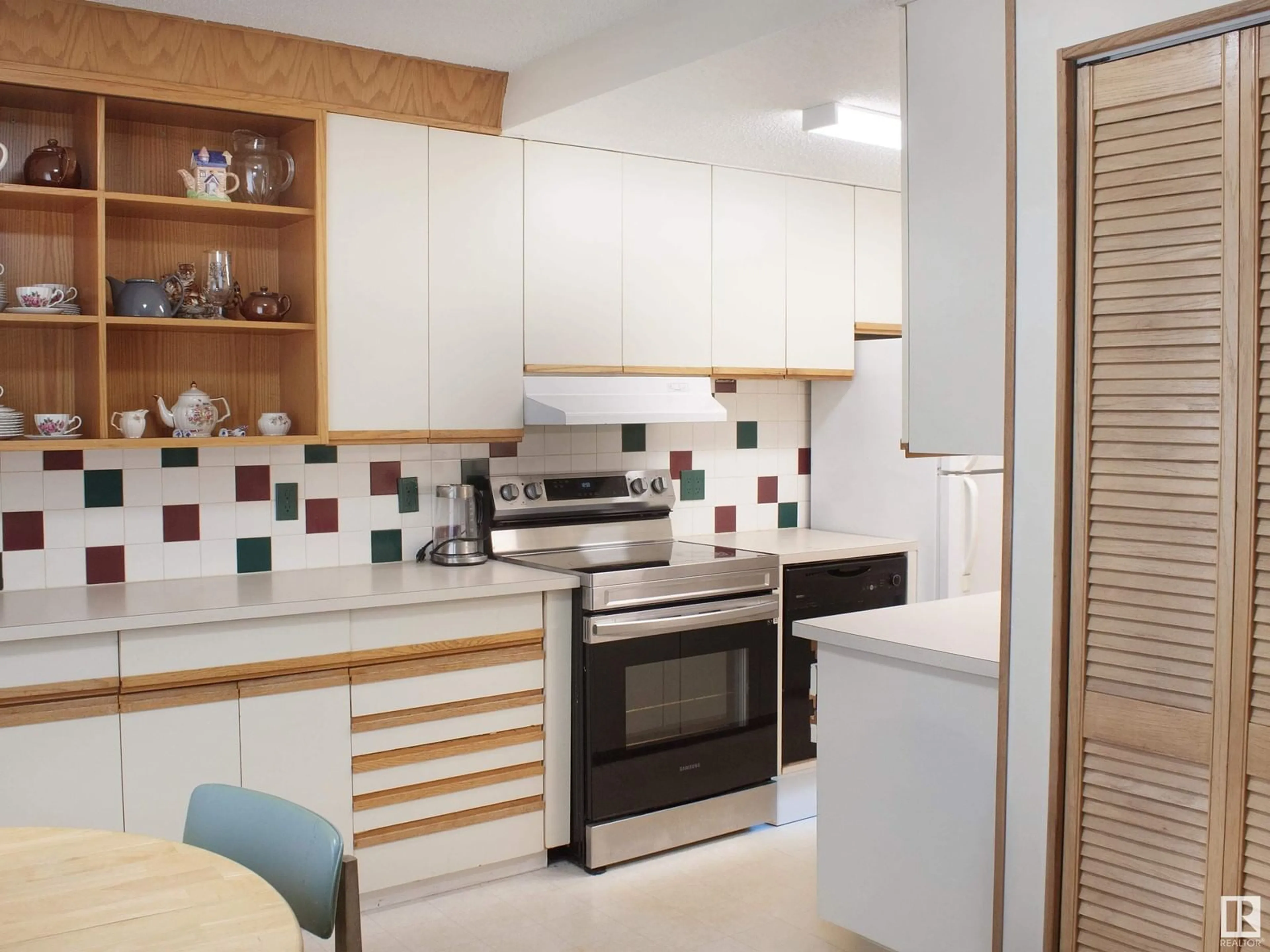 Standard kitchen, ceramic/tile floor for 121 WOODSTOCK NW, Edmonton Alberta T5T0H6