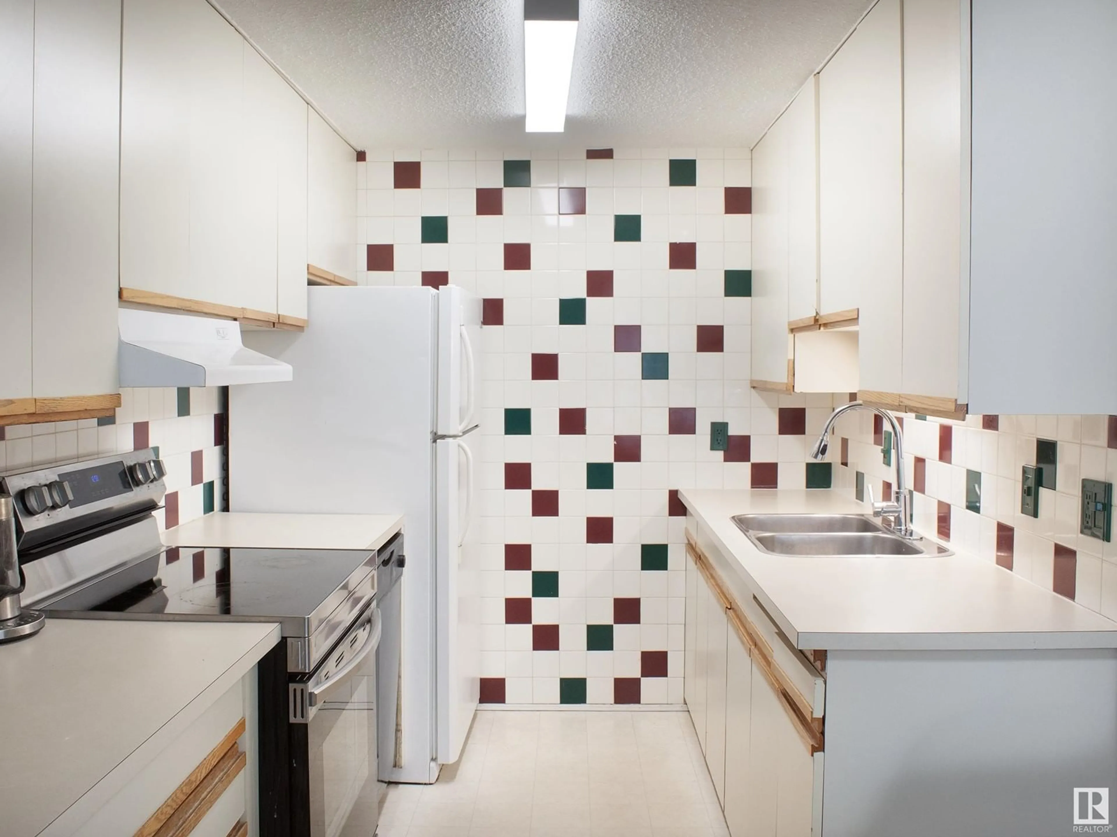 Standard kitchen, ceramic/tile floor for 121 WOODSTOCK NW, Edmonton Alberta T5T0H6