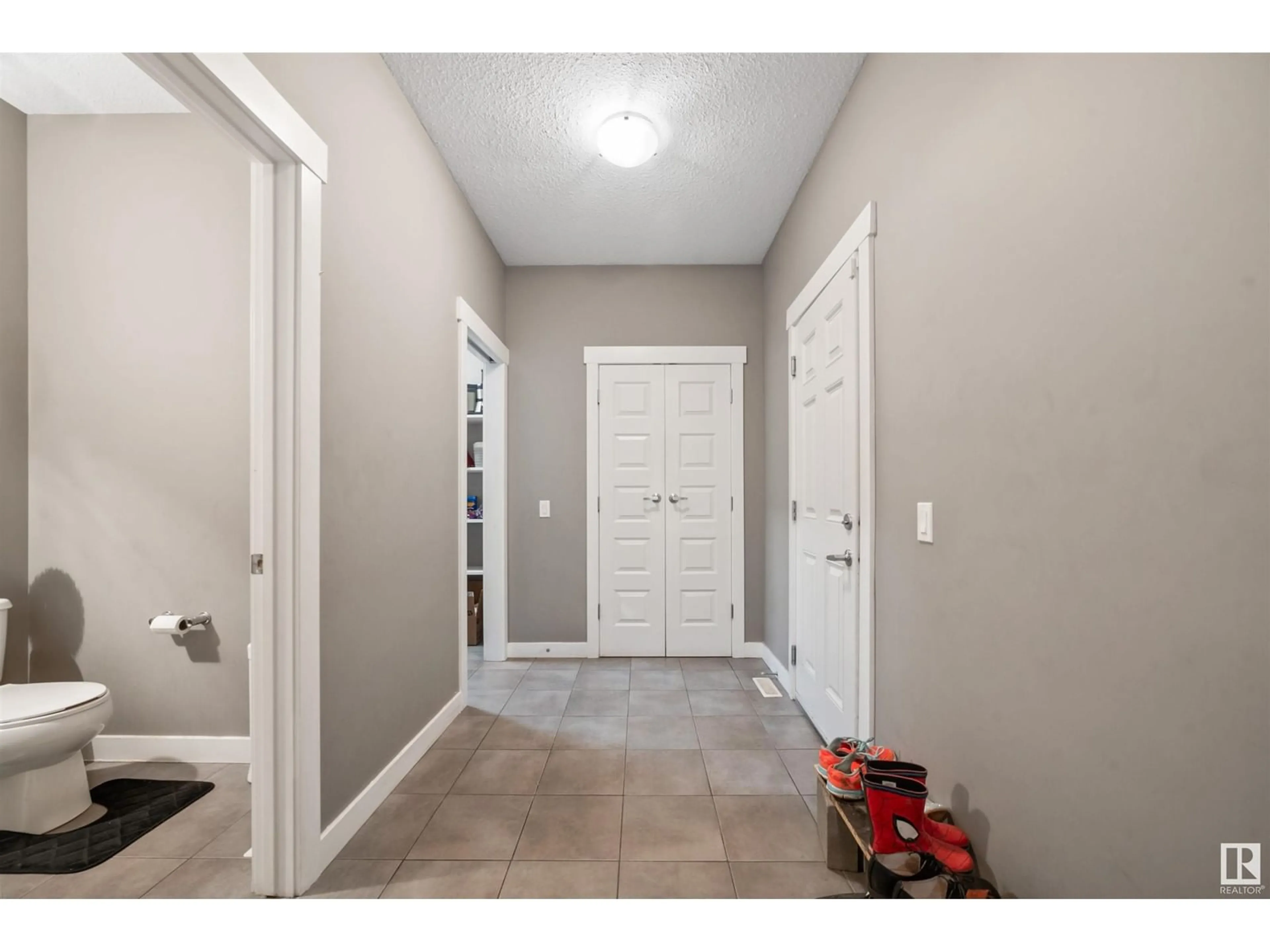 Indoor entryway for 20641 97A AV, Edmonton Alberta T5T4V6