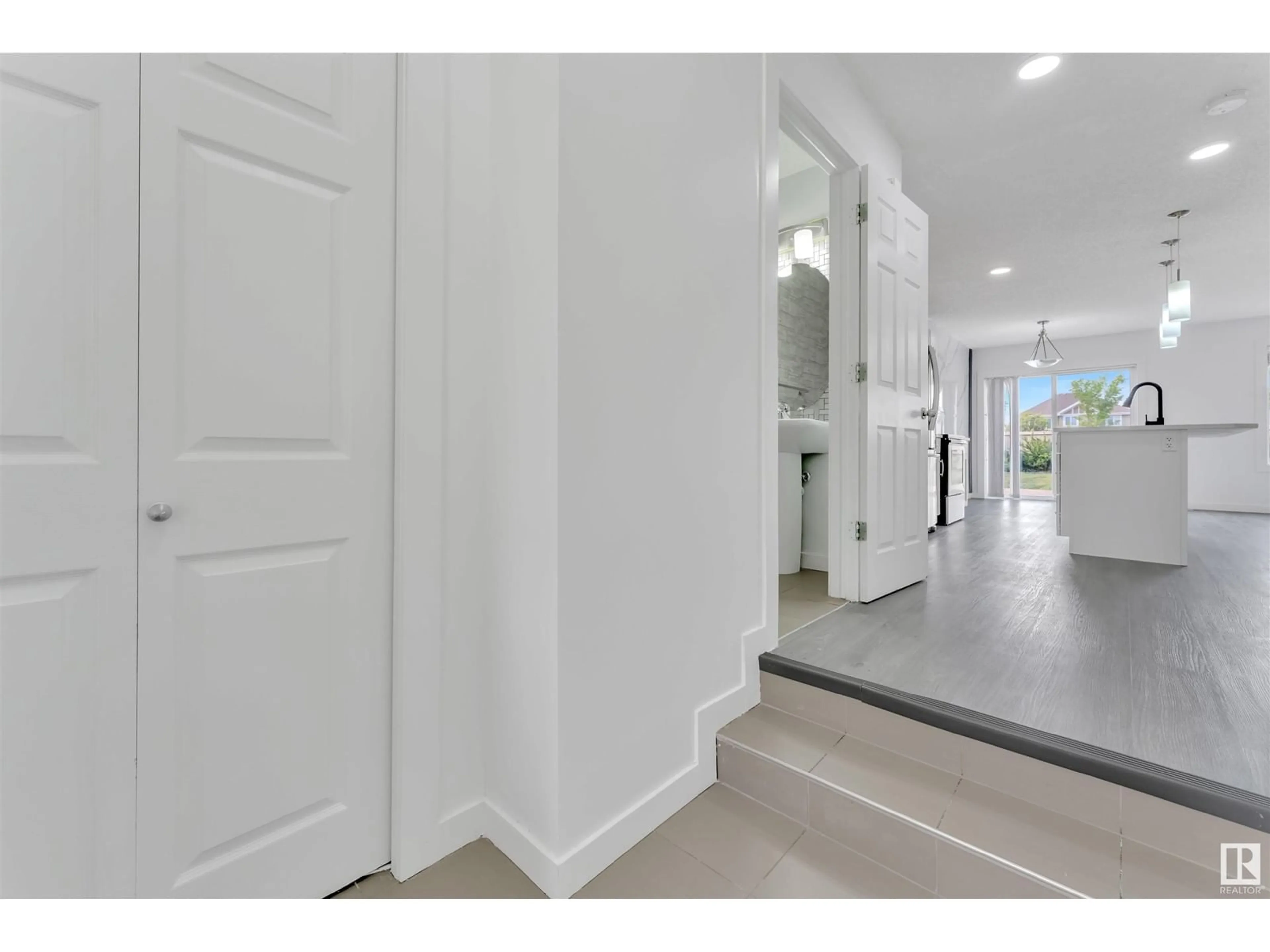Indoor foyer for SW - 5405 CRABAPPLE LO, Edmonton Alberta T6X1S5