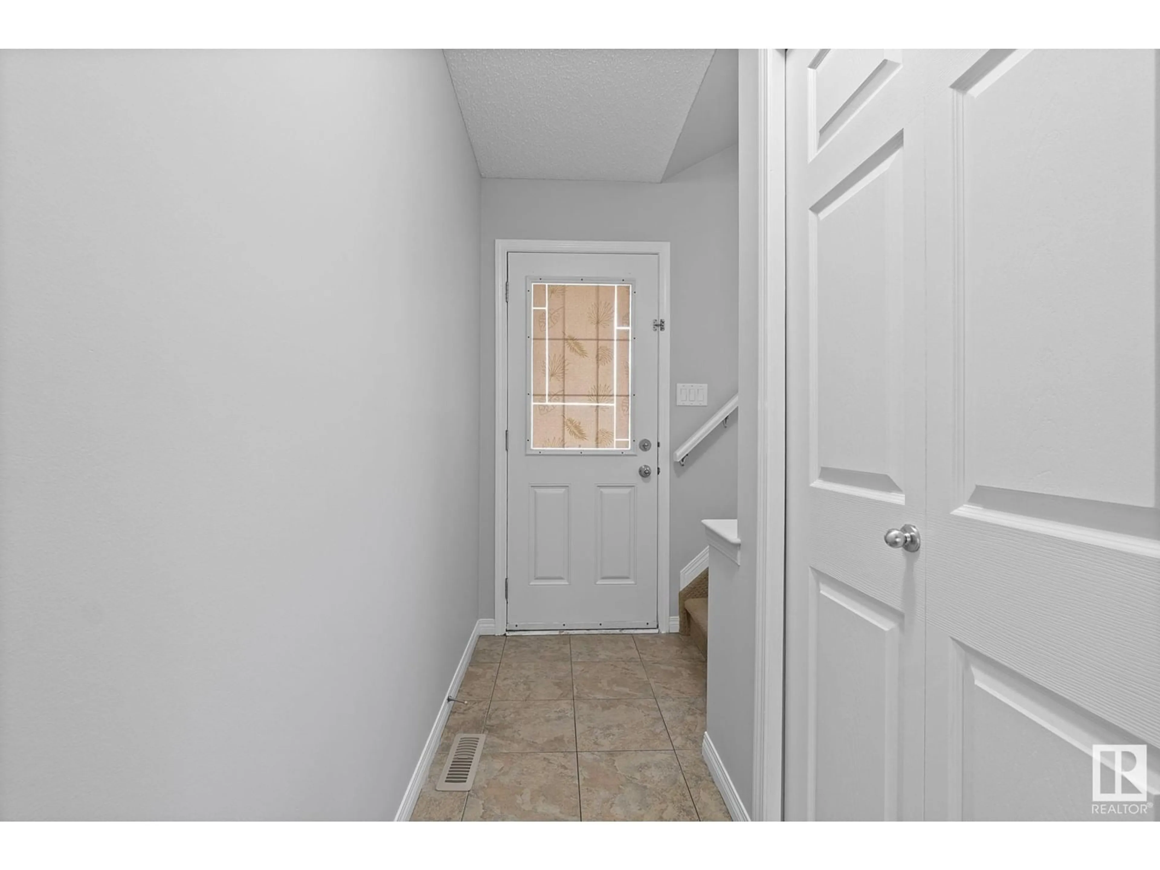Indoor entryway for SW - 5907 8 AV, Edmonton Alberta T6X0G5