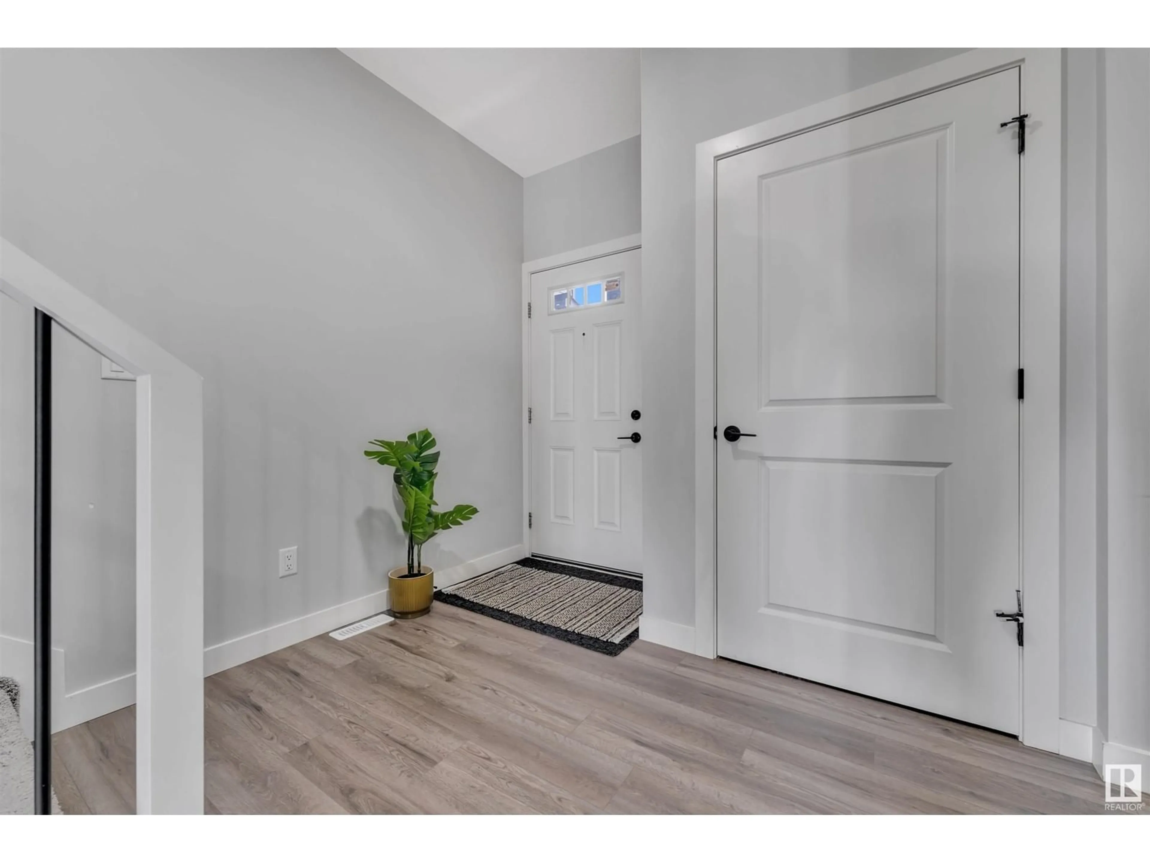 Indoor entryway for 9417 PEAR CR, Edmonton Alberta T6X2Z5