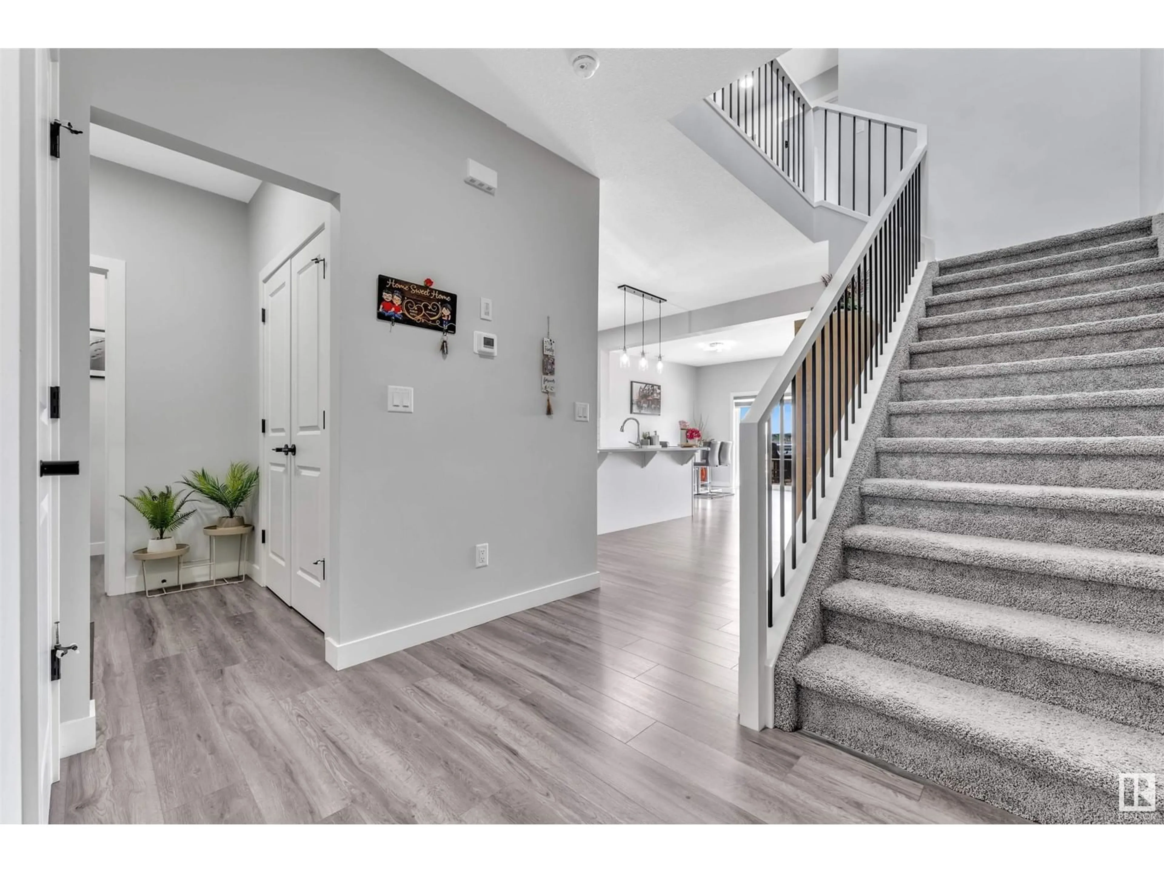 Indoor entryway for 9417 PEAR CR, Edmonton Alberta T6X2Z5