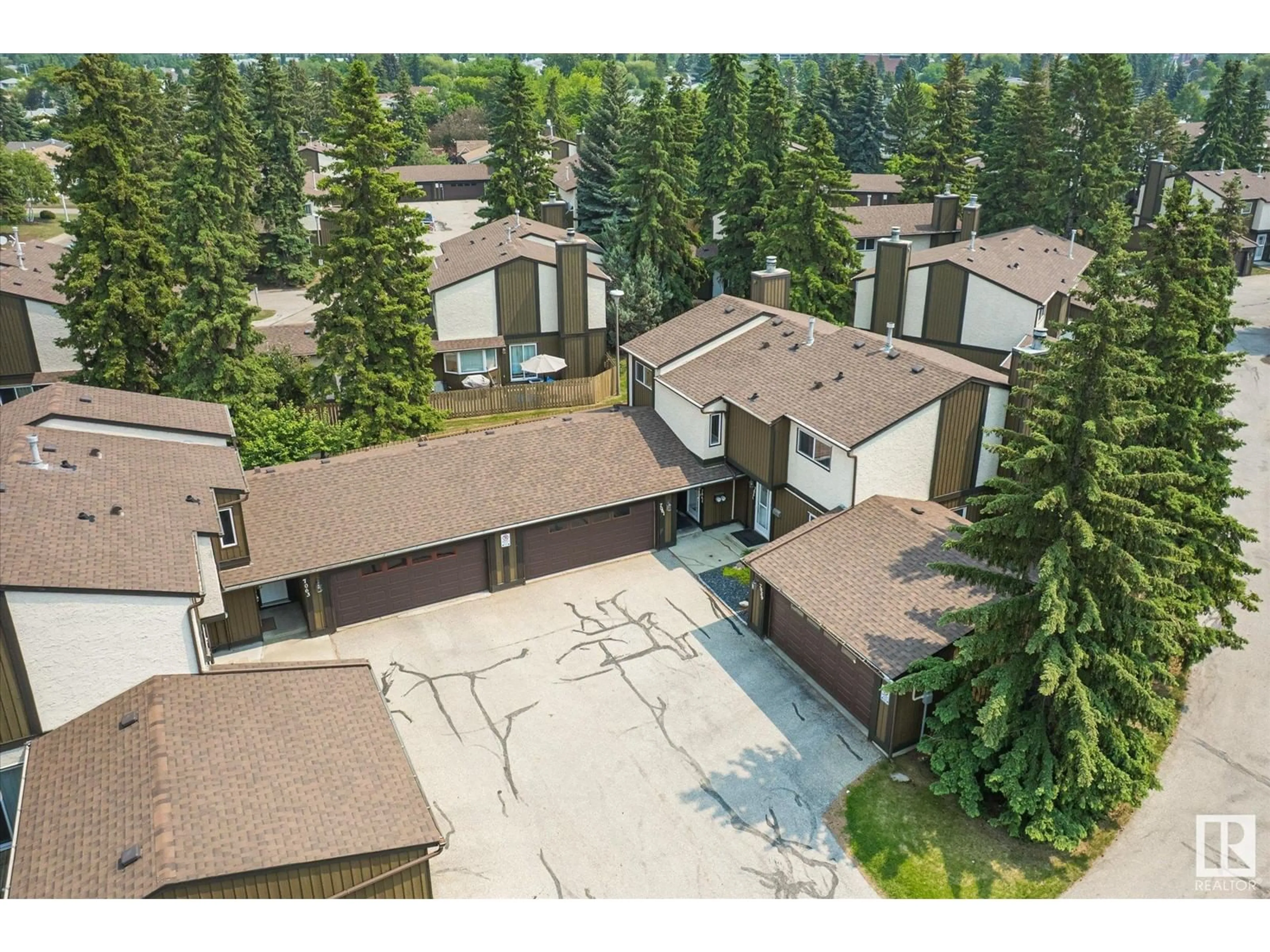 A pic from outside/outdoor area/front of a property/back of a property/a pic from drone, unknown for 7061 32 AV, Edmonton Alberta T6K2K9