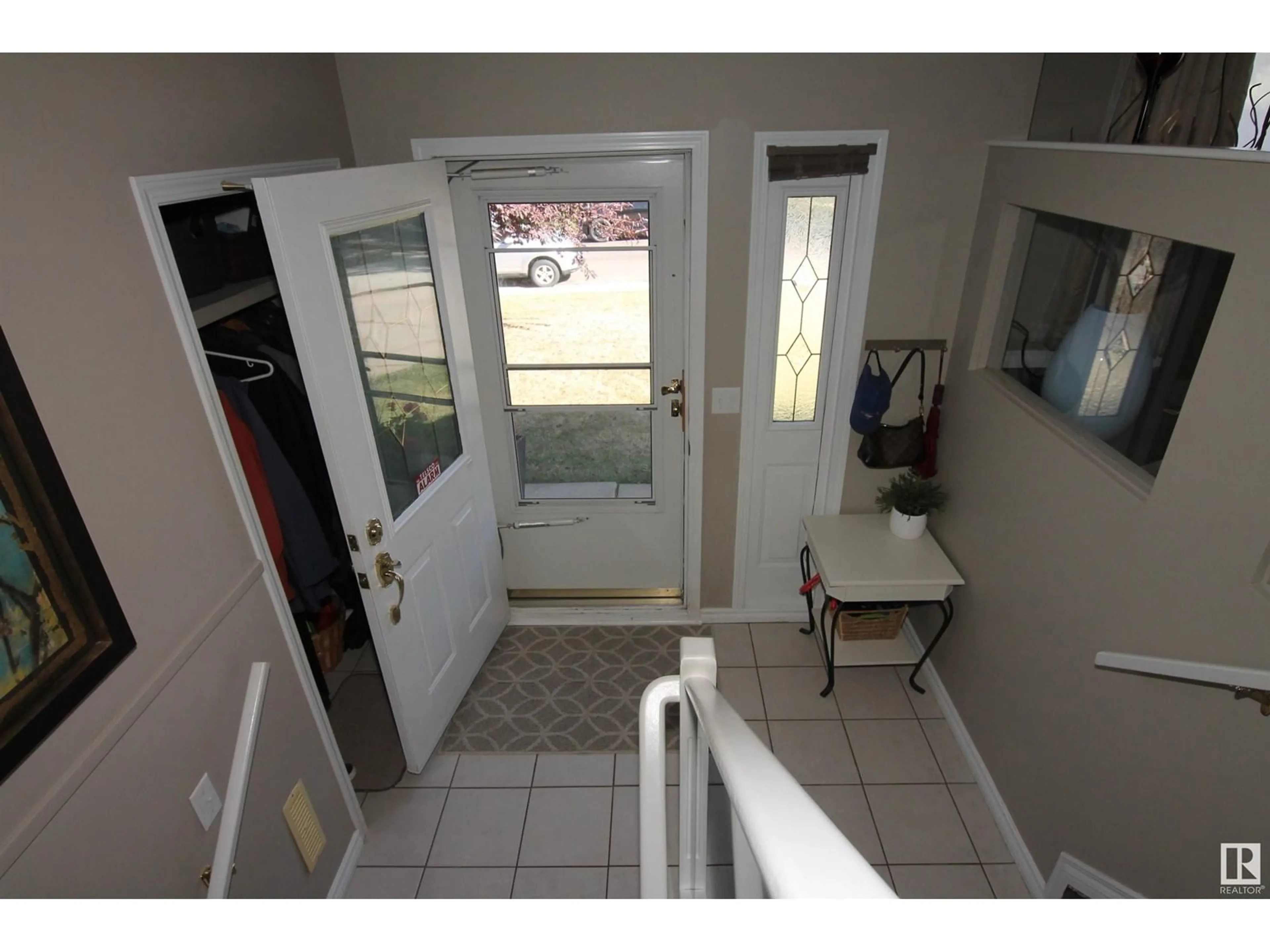 Indoor entryway for 8 MEADOWBROOK RD, Sherwood Park Alberta T8A0N8
