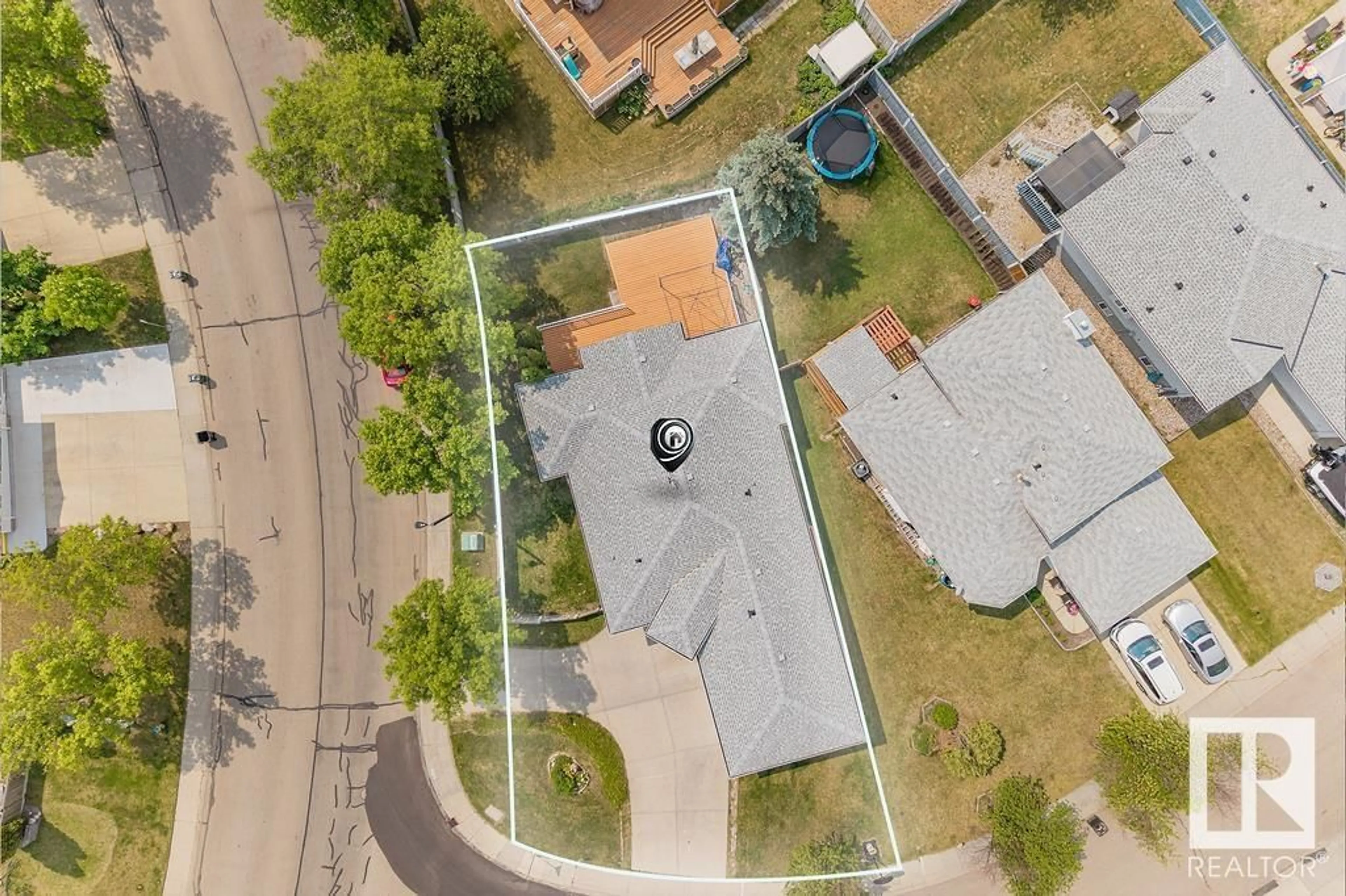 A pic from outside/outdoor area/front of a property/back of a property/a pic from drone, street for 950 ORMSBY WD, Edmonton Alberta T5T6B1