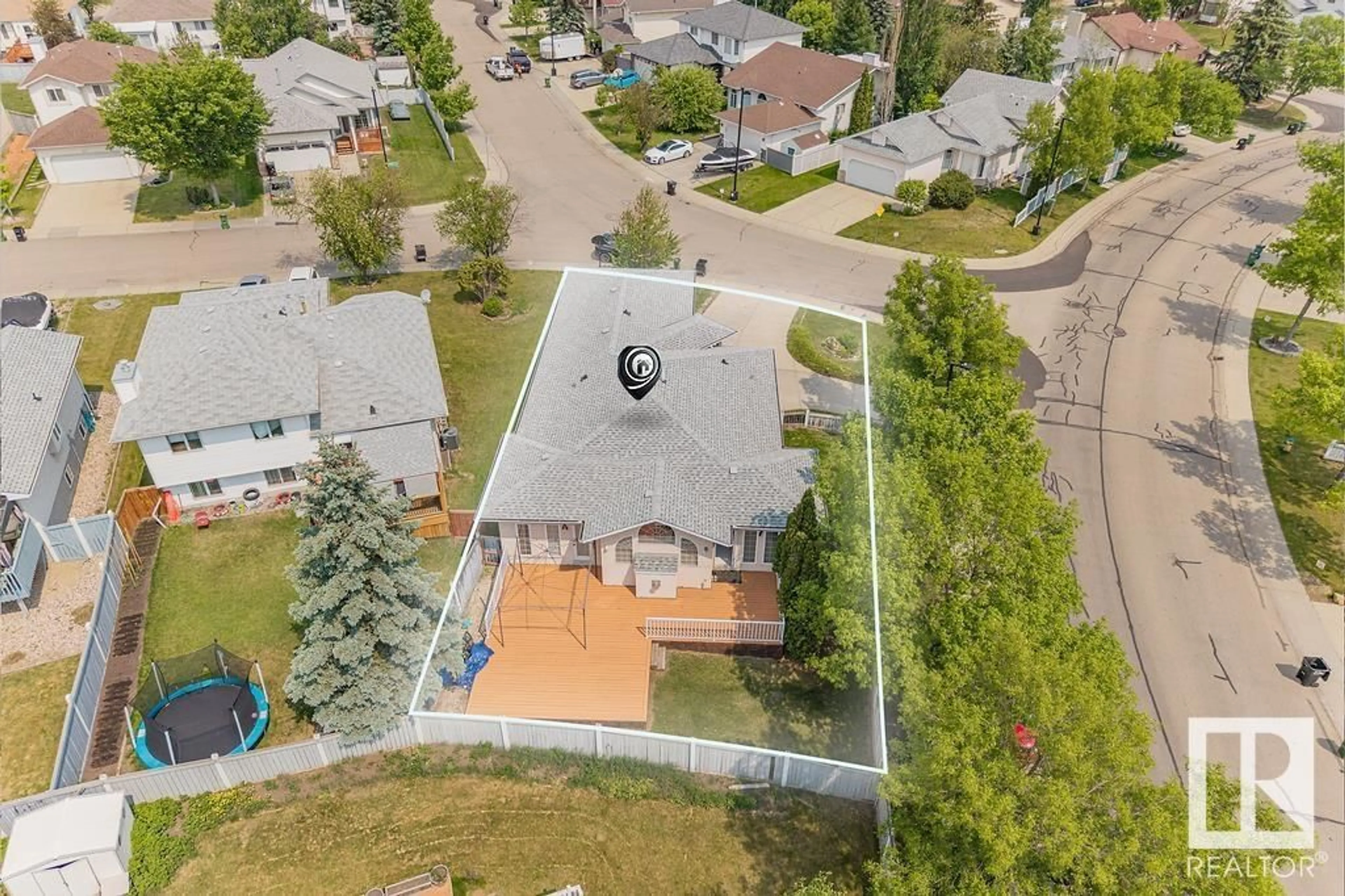 A pic from outside/outdoor area/front of a property/back of a property/a pic from drone, street for 950 ORMSBY WD, Edmonton Alberta T5T6B1