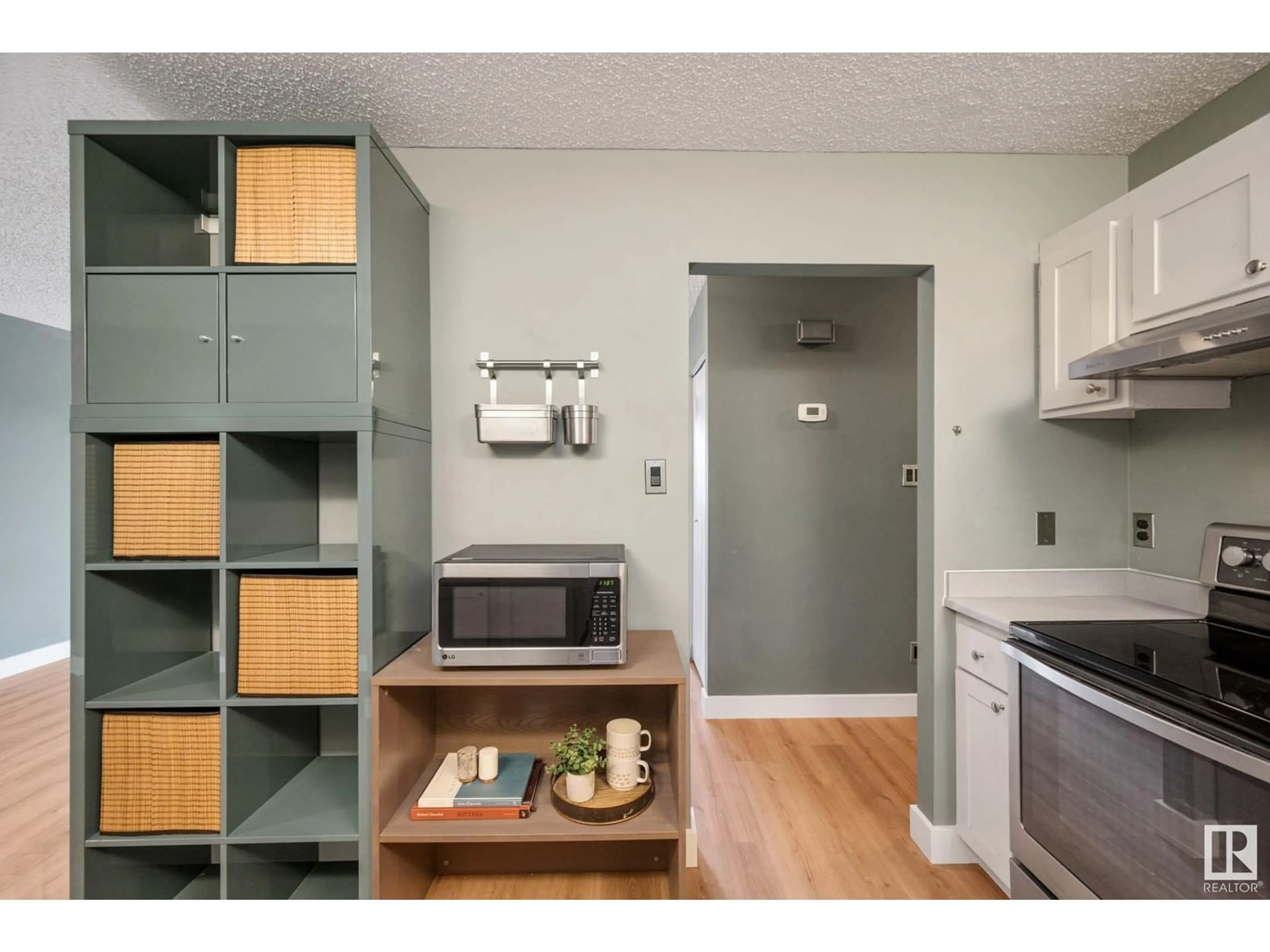 Standard kitchen, wood/laminate floor for 17211 92 AV, Edmonton Alberta T5T3K7