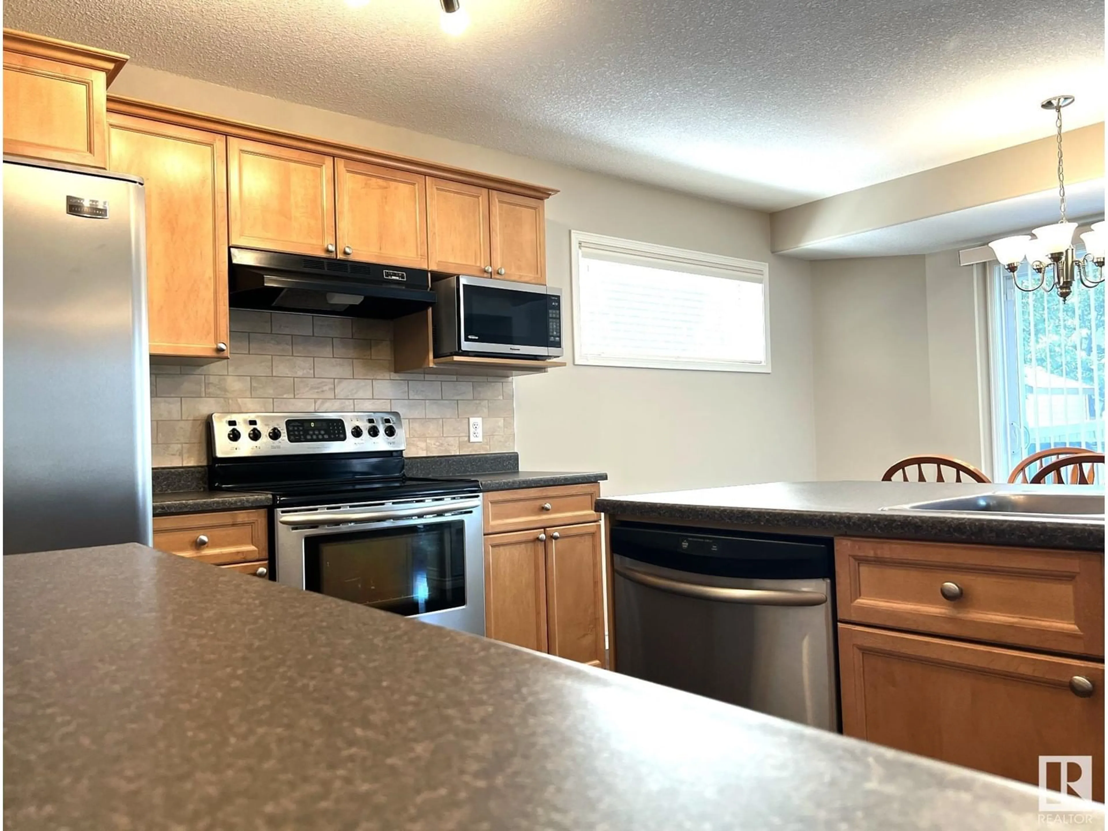 Standard kitchen, unknown for 612 60 ST, Edmonton Alberta T6X0G4