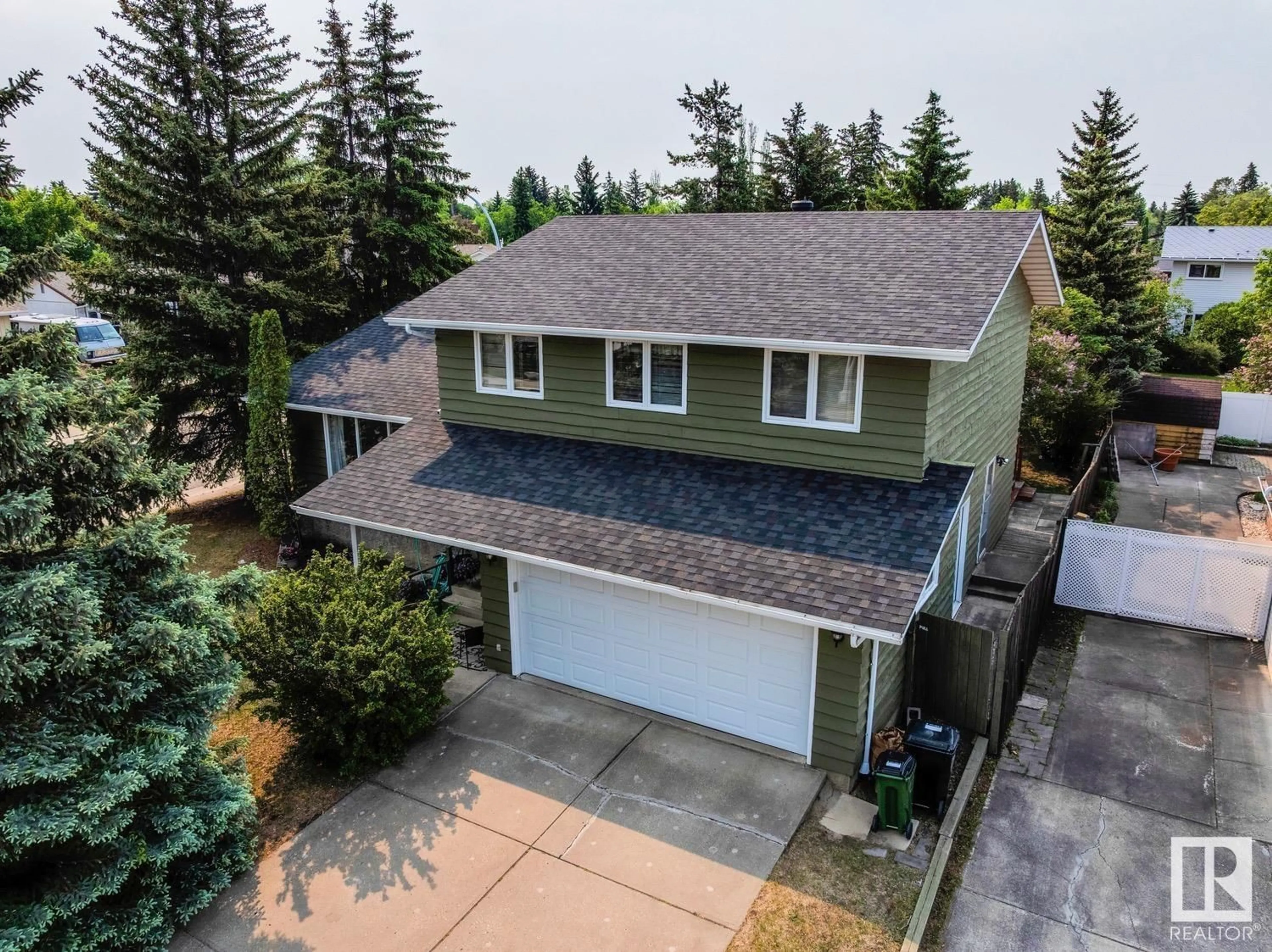 A pic from outside/outdoor area/front of a property/back of a property/a pic from drone, street for 3312 116 ST, Edmonton Alberta T6J3J2