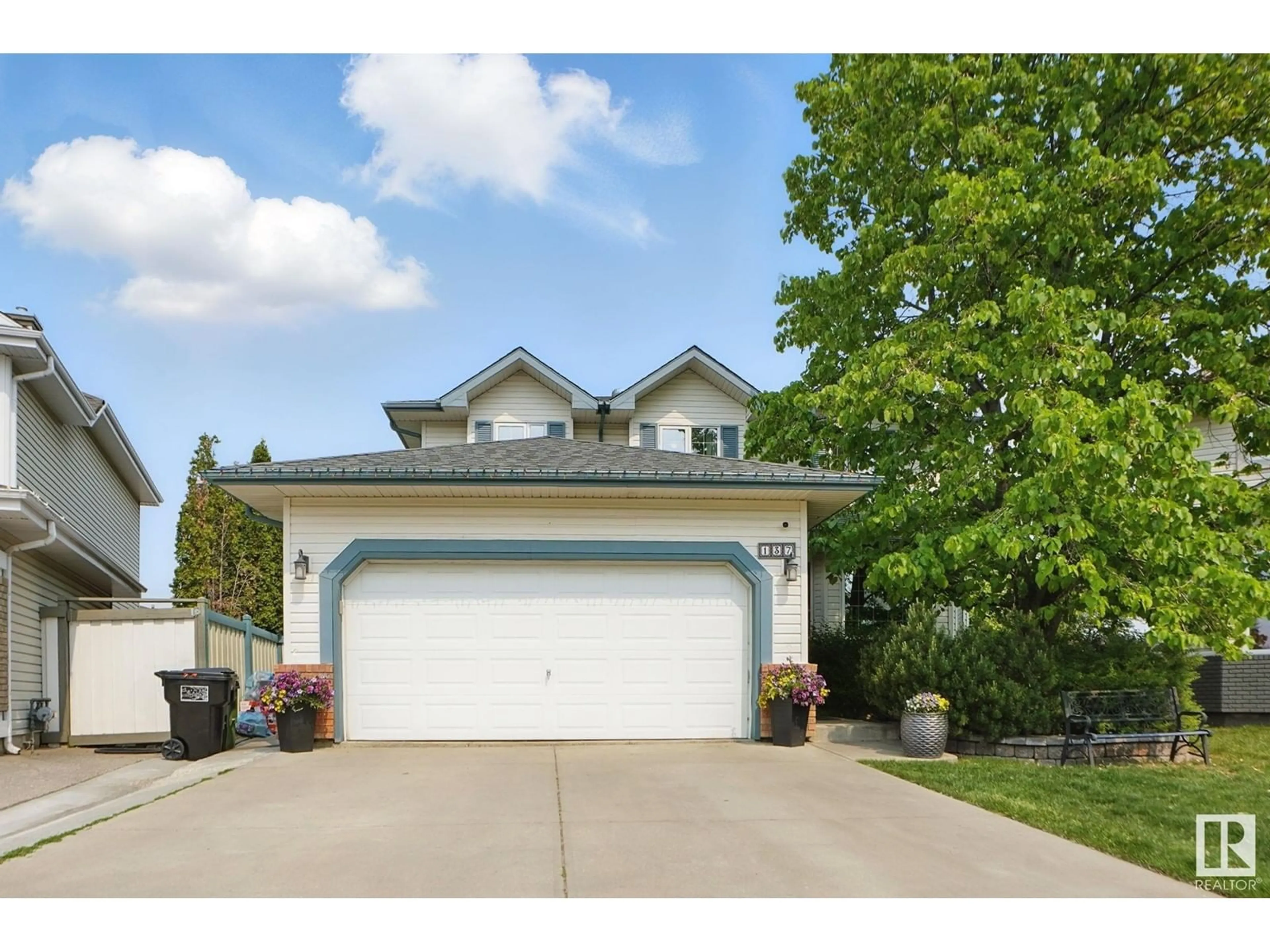 Indoor garage for 137 DECHENE RD, Edmonton Alberta T6M2N1