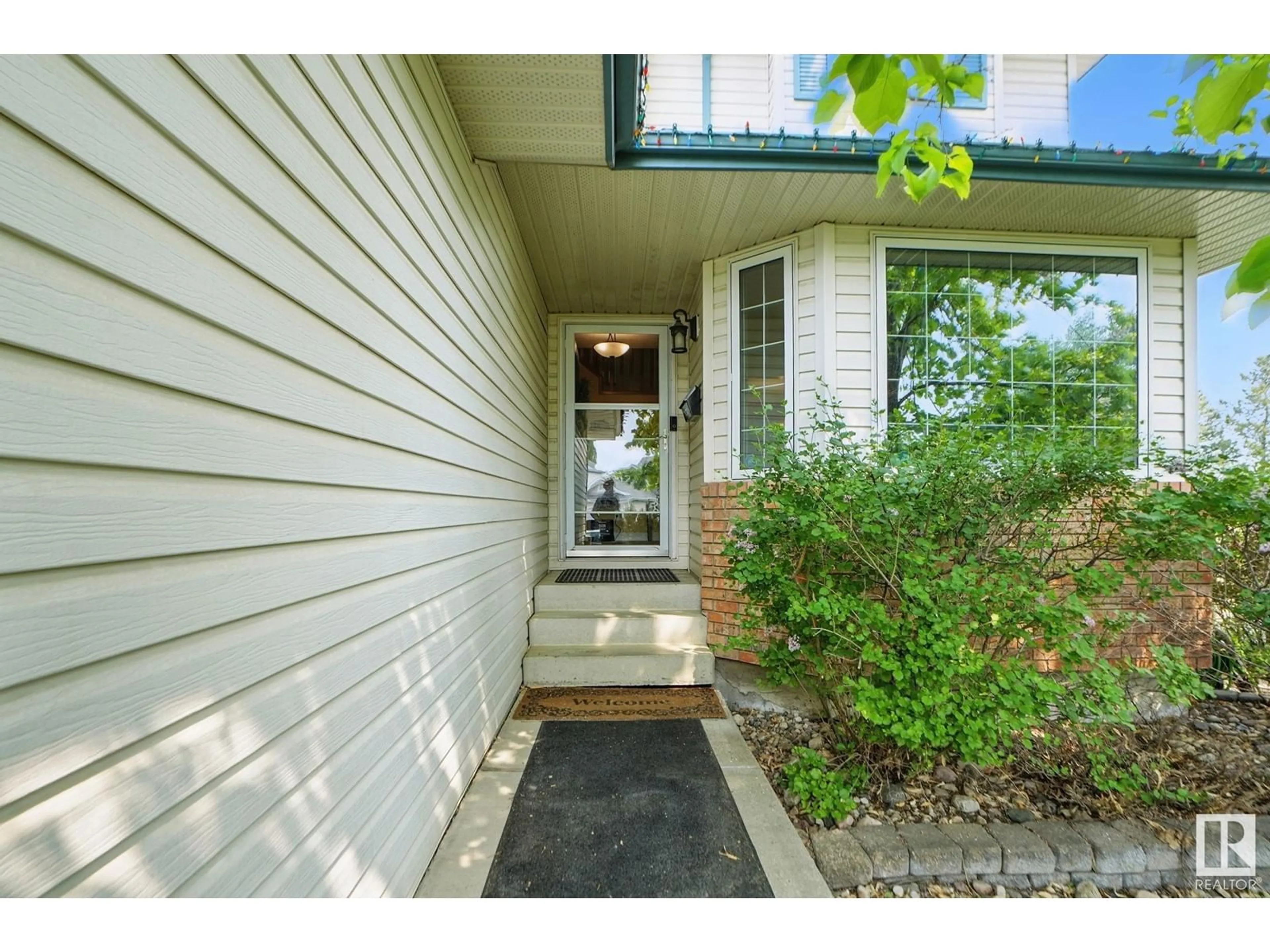 Indoor entryway for 137 DECHENE RD, Edmonton Alberta T6M2N1