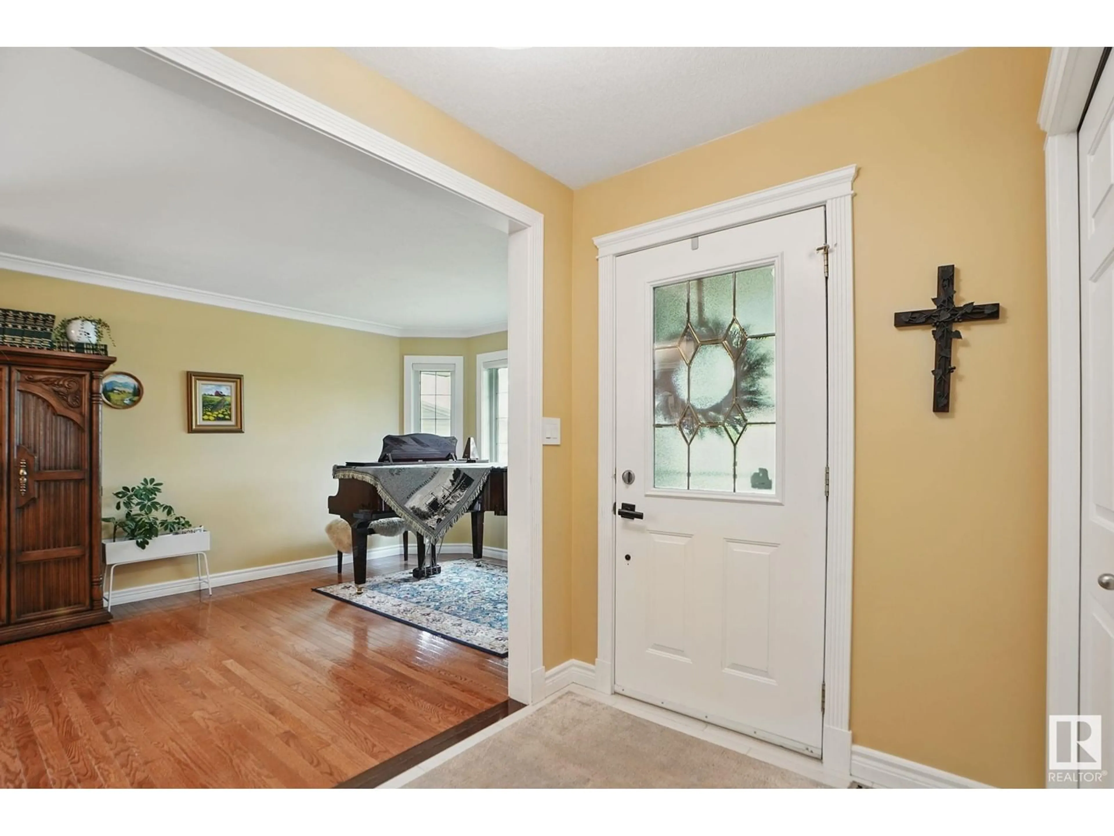 Indoor entryway for 137 DECHENE RD, Edmonton Alberta T6M2N1