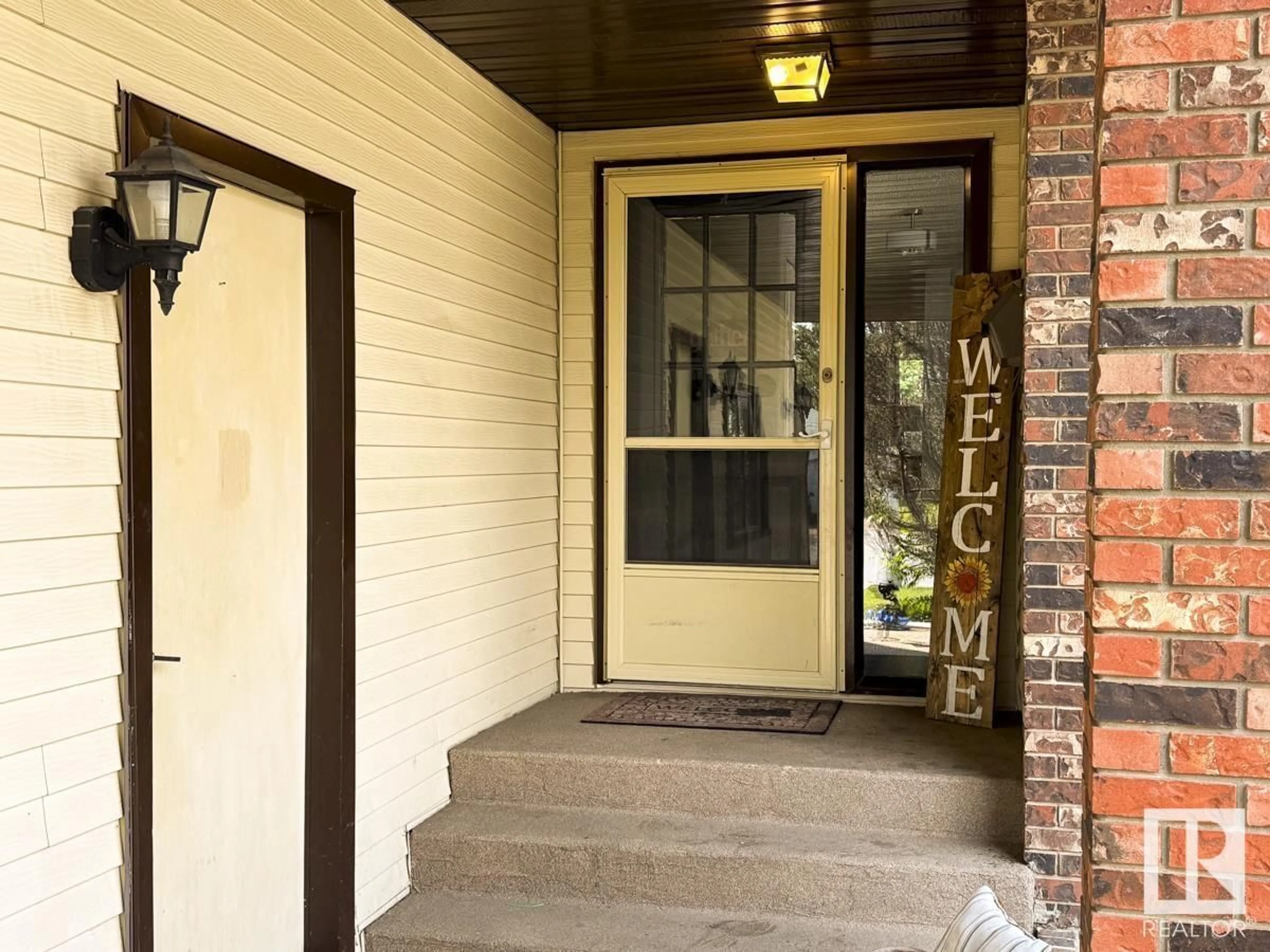 Indoor entryway for 669 VILLAGE DR, Sherwood Park Alberta T8A4N2