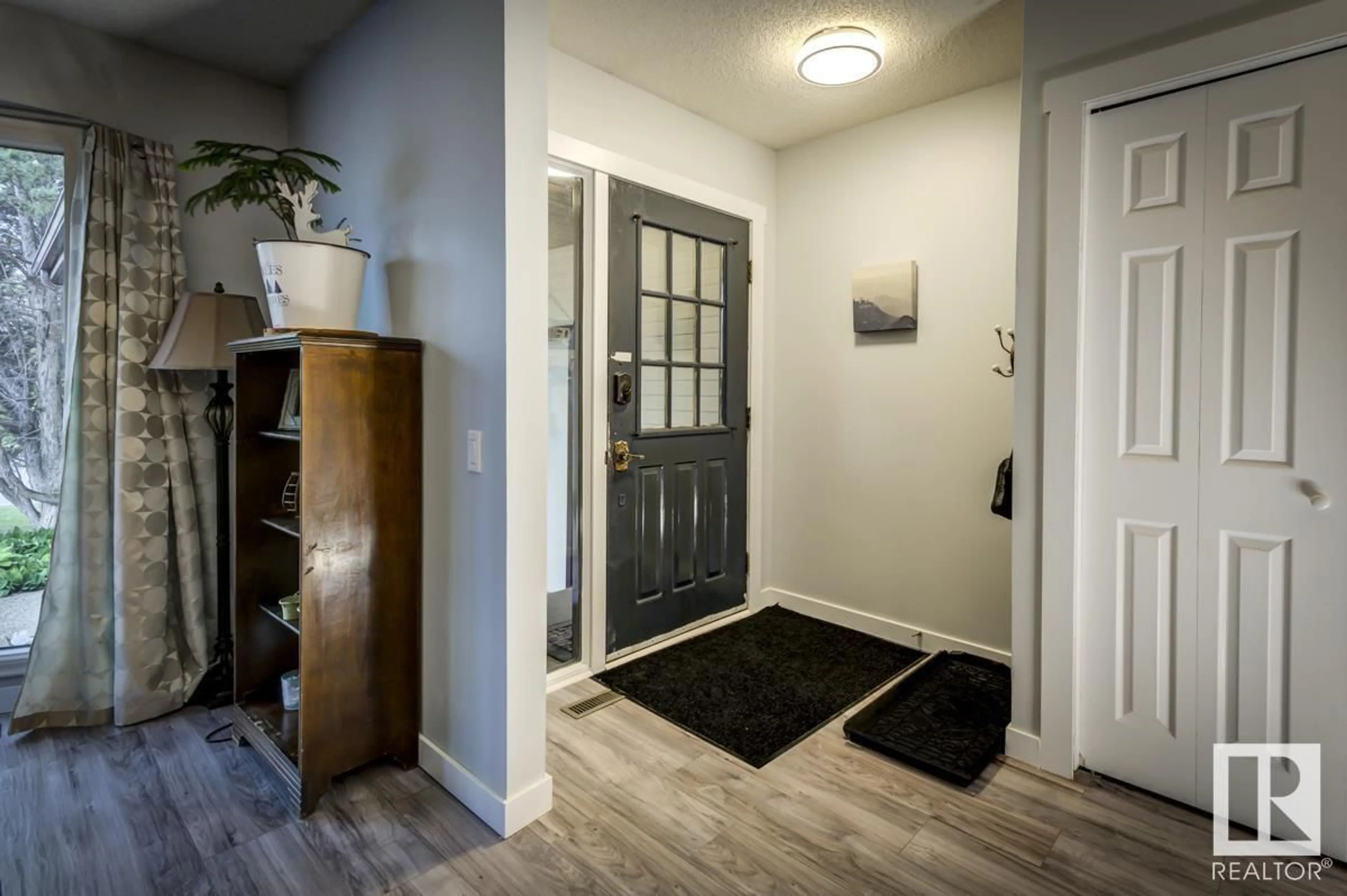 Indoor entryway for 669 VILLAGE DR, Sherwood Park Alberta T8A4N2