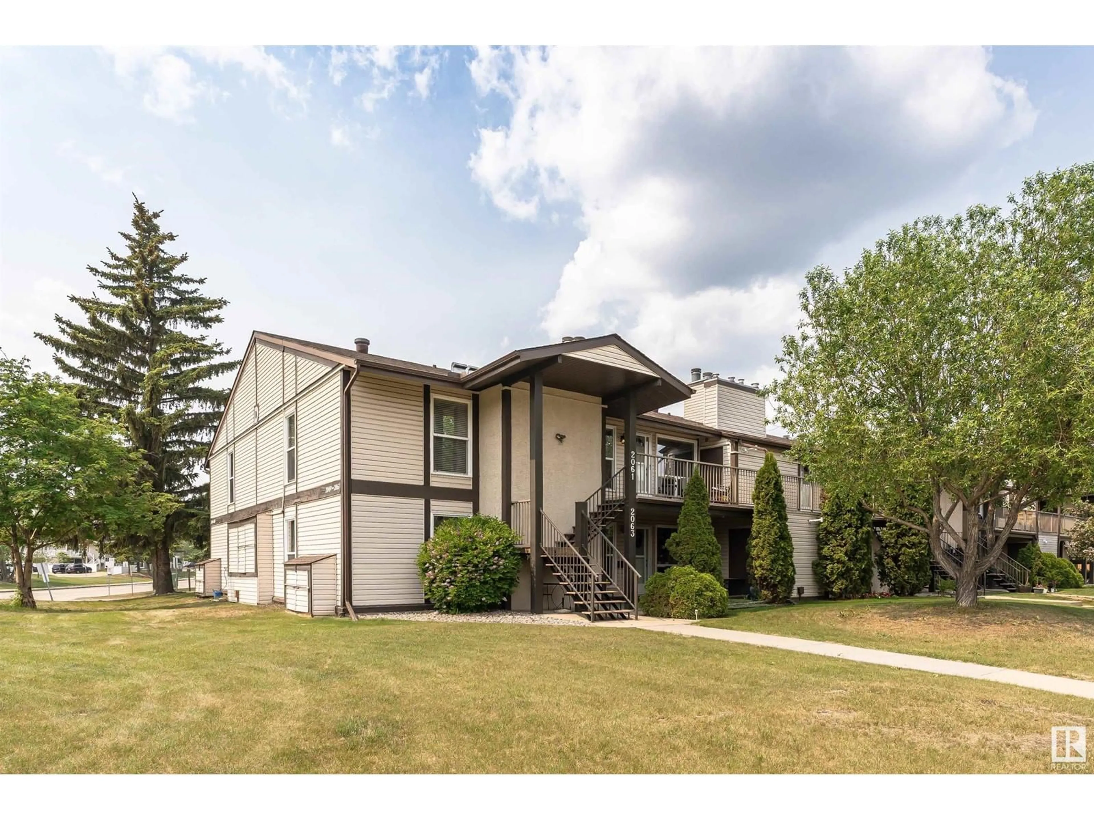 Home with vinyl exterior material, unknown for 2061 SADDLEBACK RD, Edmonton Alberta T6J4T4