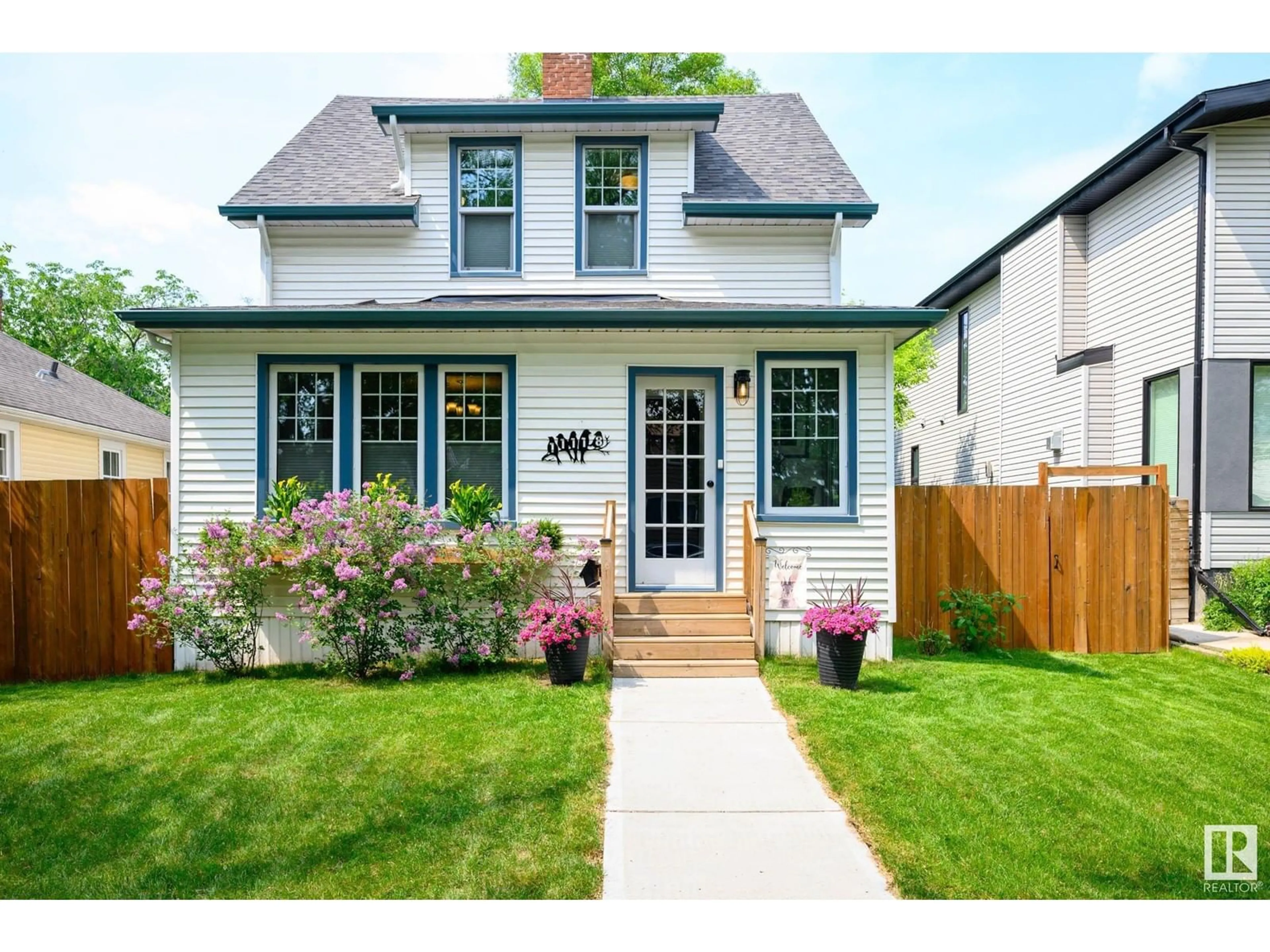 Home with vinyl exterior material, street for NW - 11118 125 ST, Edmonton Alberta T5M0M3