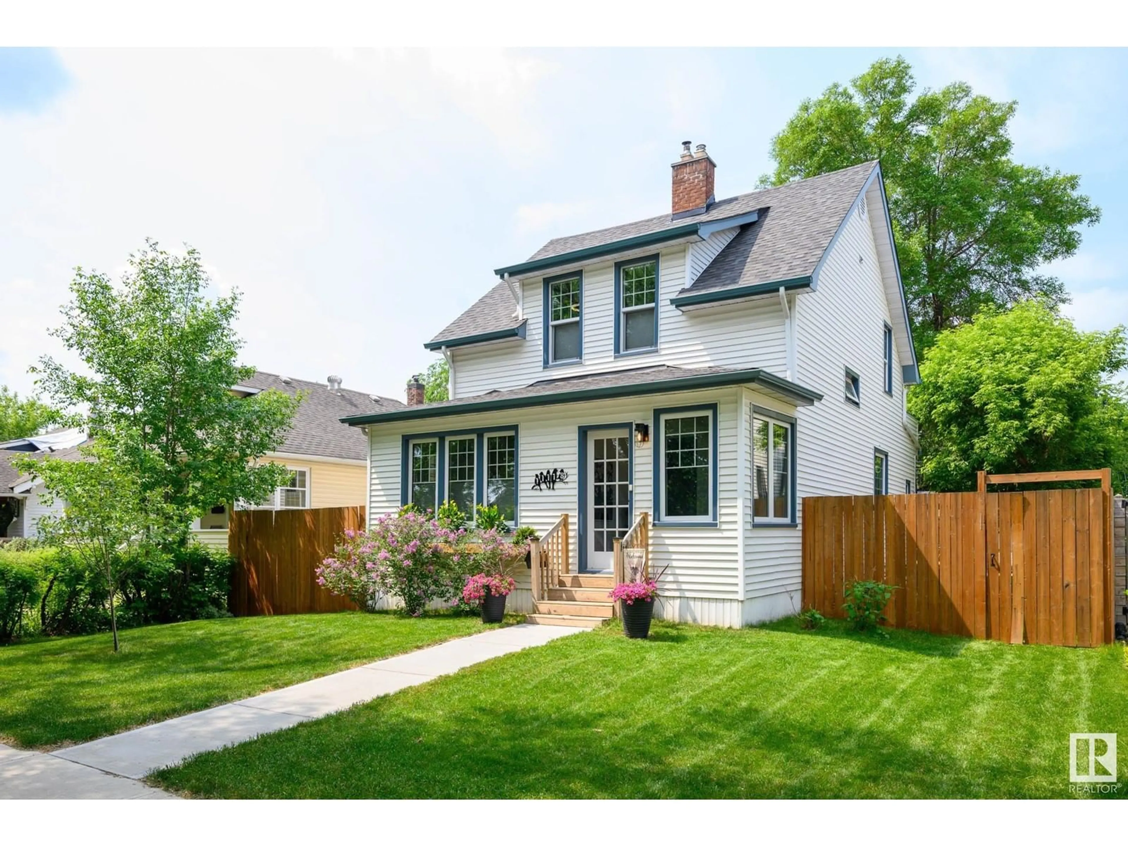 Home with vinyl exterior material, street for NW - 11118 125 ST, Edmonton Alberta T5M0M3