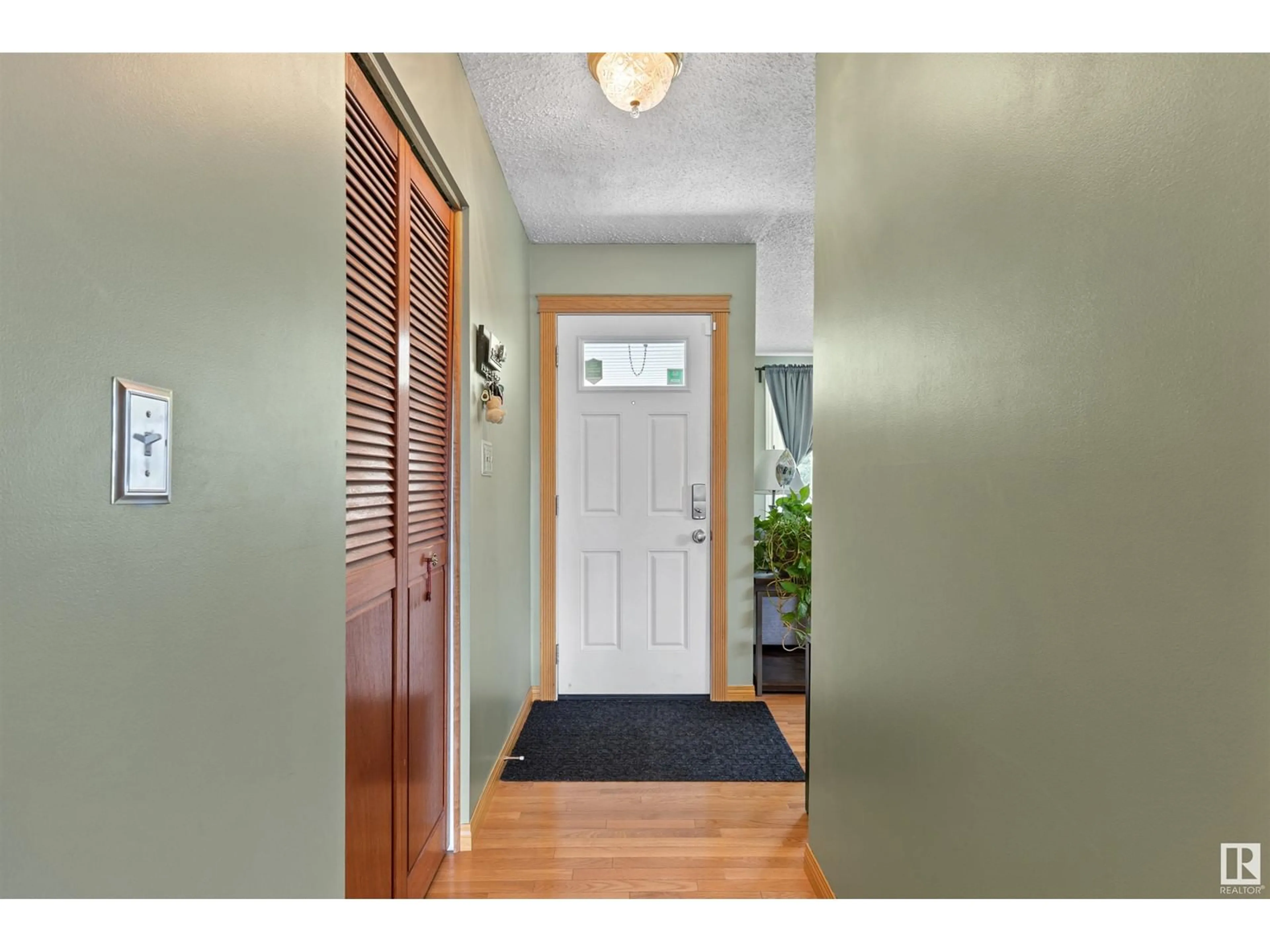Indoor entryway for 1141 77 ST, Edmonton Alberta T6K3G4