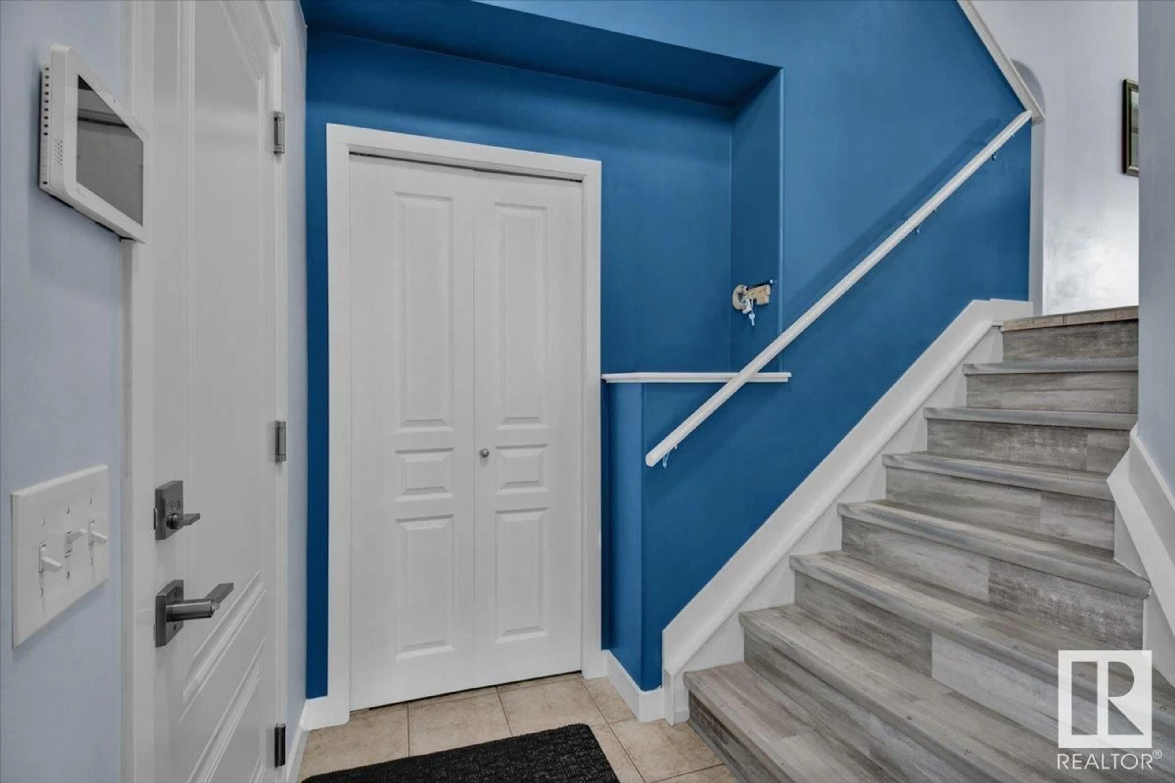 Indoor entryway for SW - 7739 7A AV, Edmonton Alberta T6X0A2