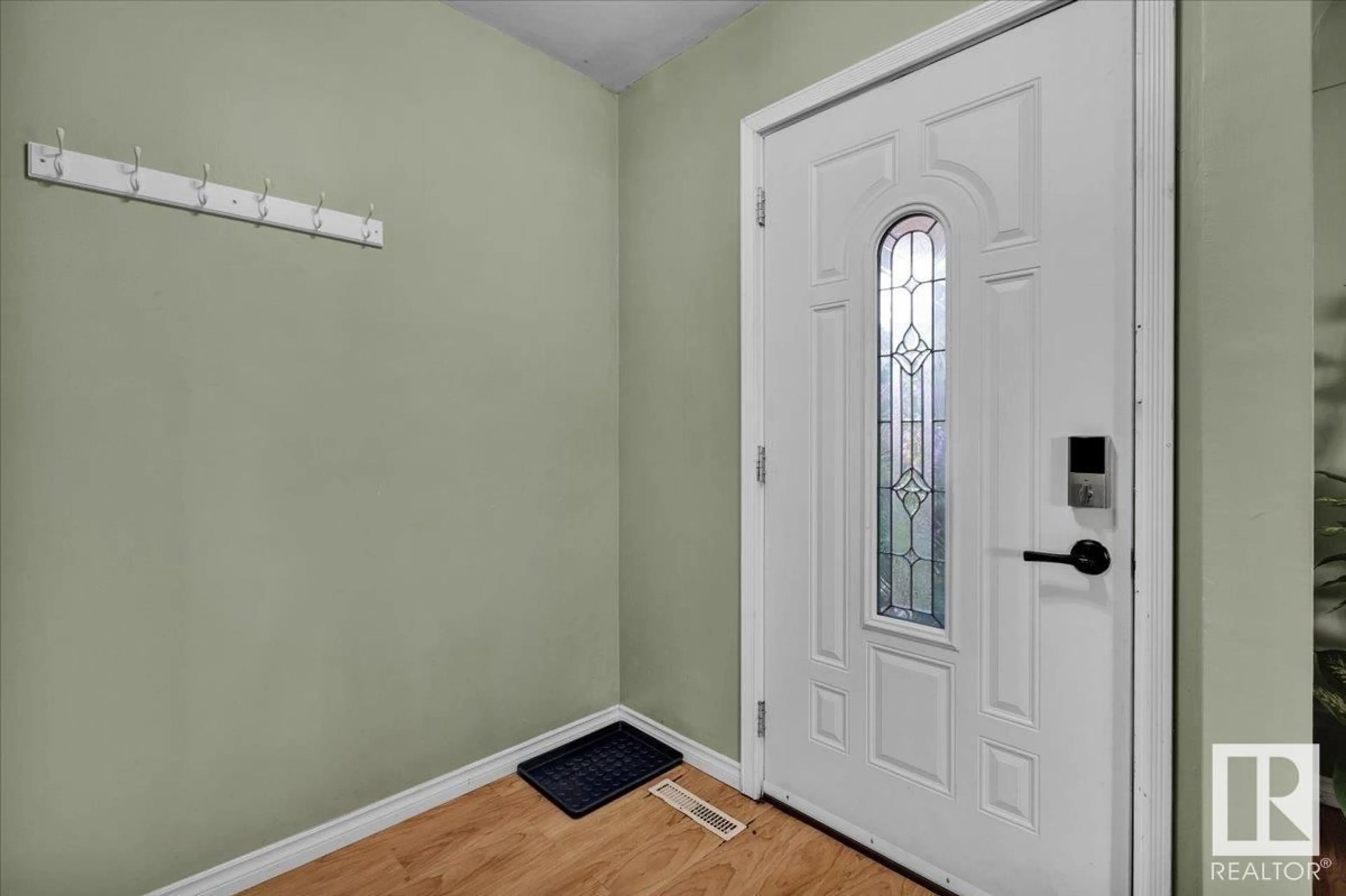 Indoor entryway for 10450 70 AV, Edmonton Alberta T6H2E8