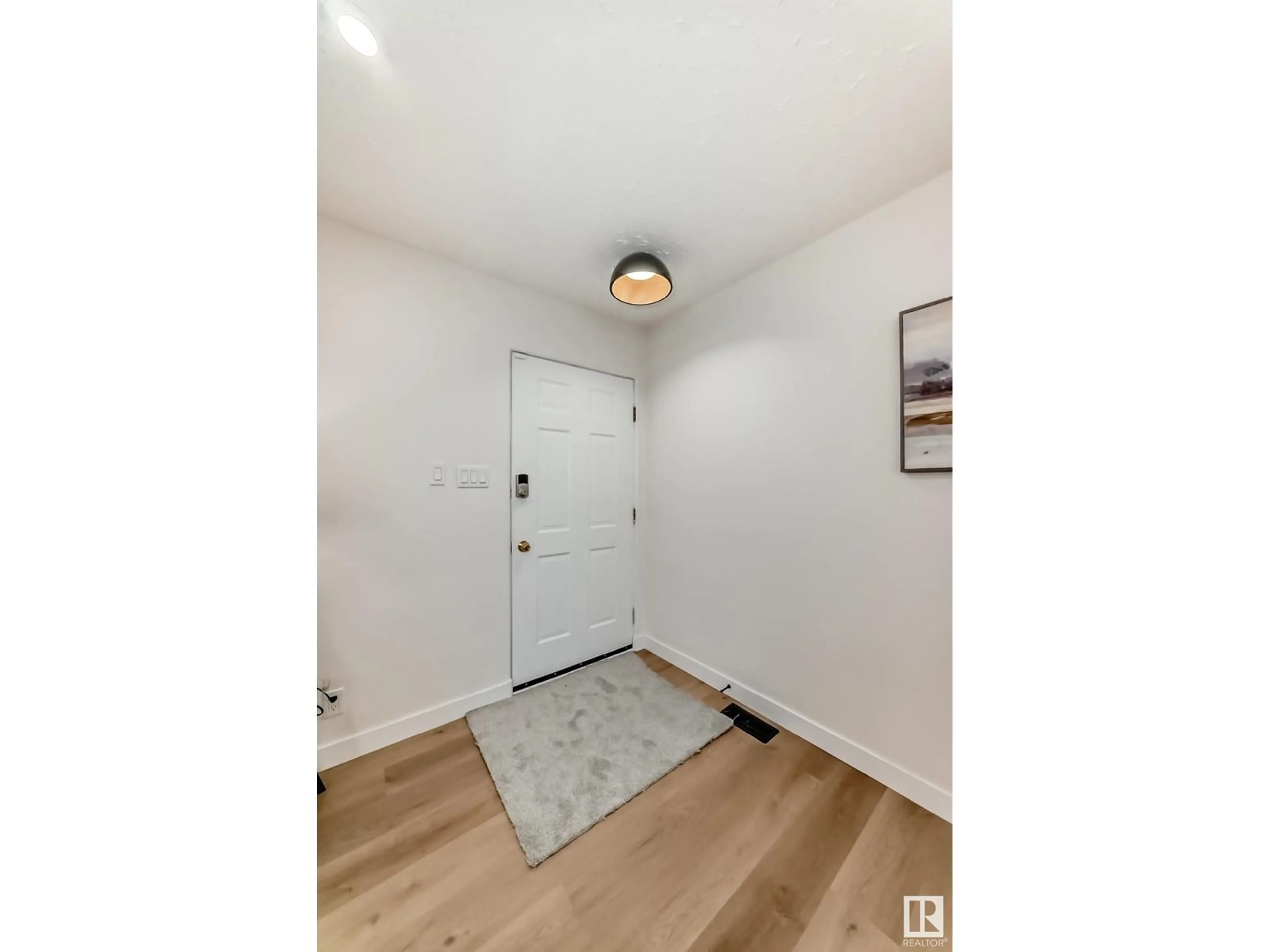Indoor entryway for 15022 86 AV, Edmonton Alberta T5R4C1