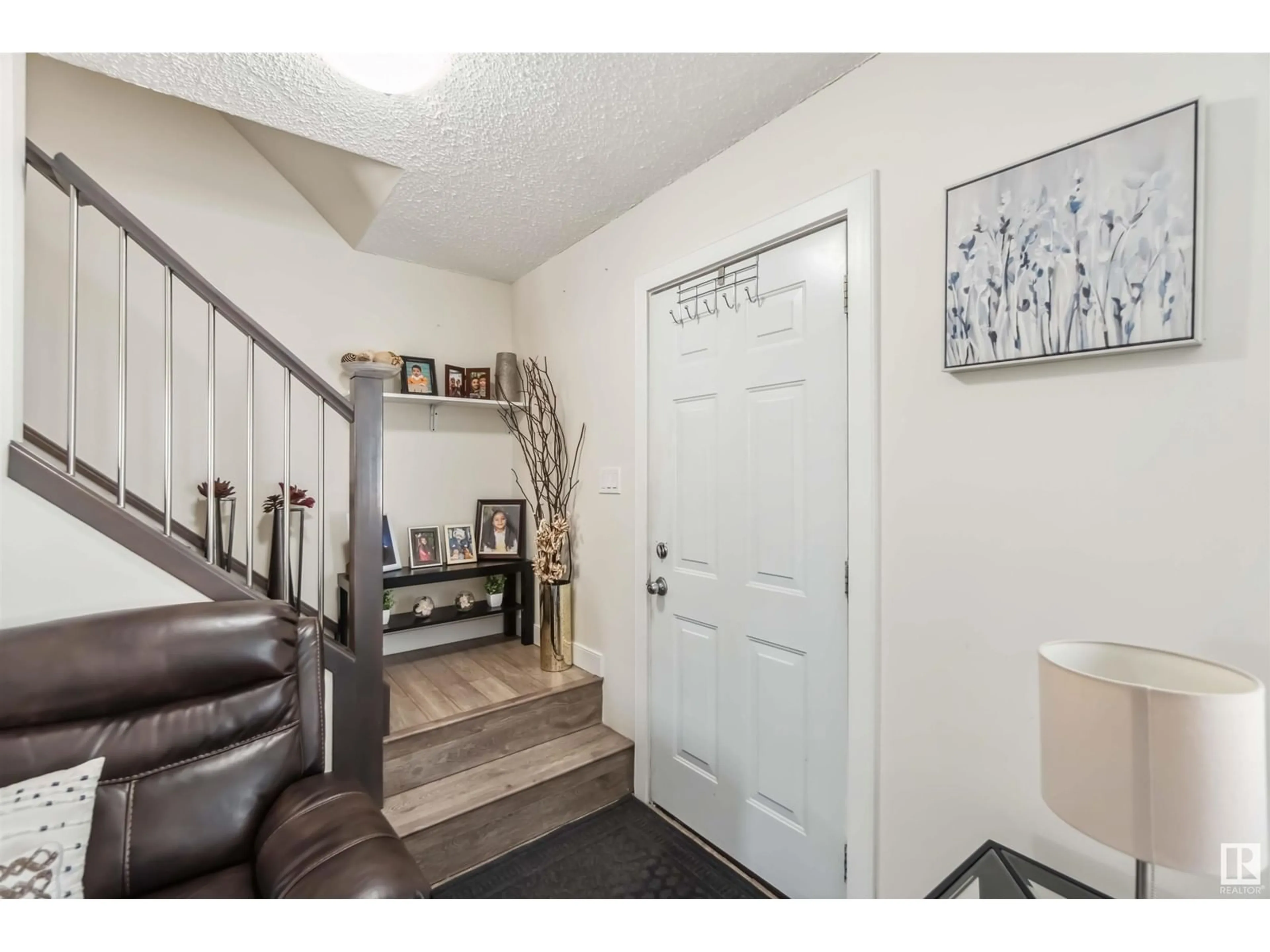 Indoor entryway for 308 HERMITAGE RD, Edmonton Alberta T5A2S3