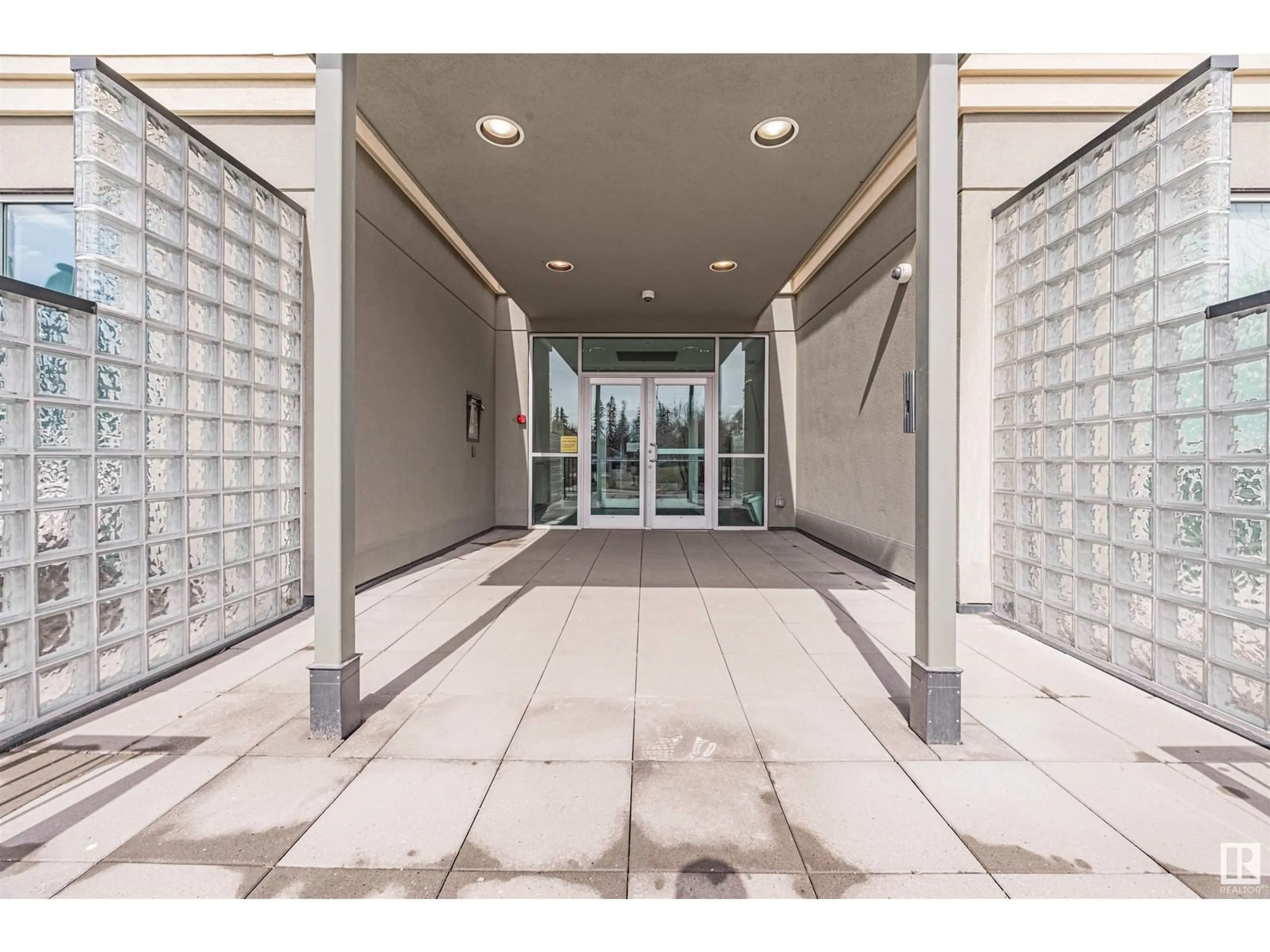 Indoor foyer for 200 - 9316 82 AV, Edmonton Alberta T6C0Z6