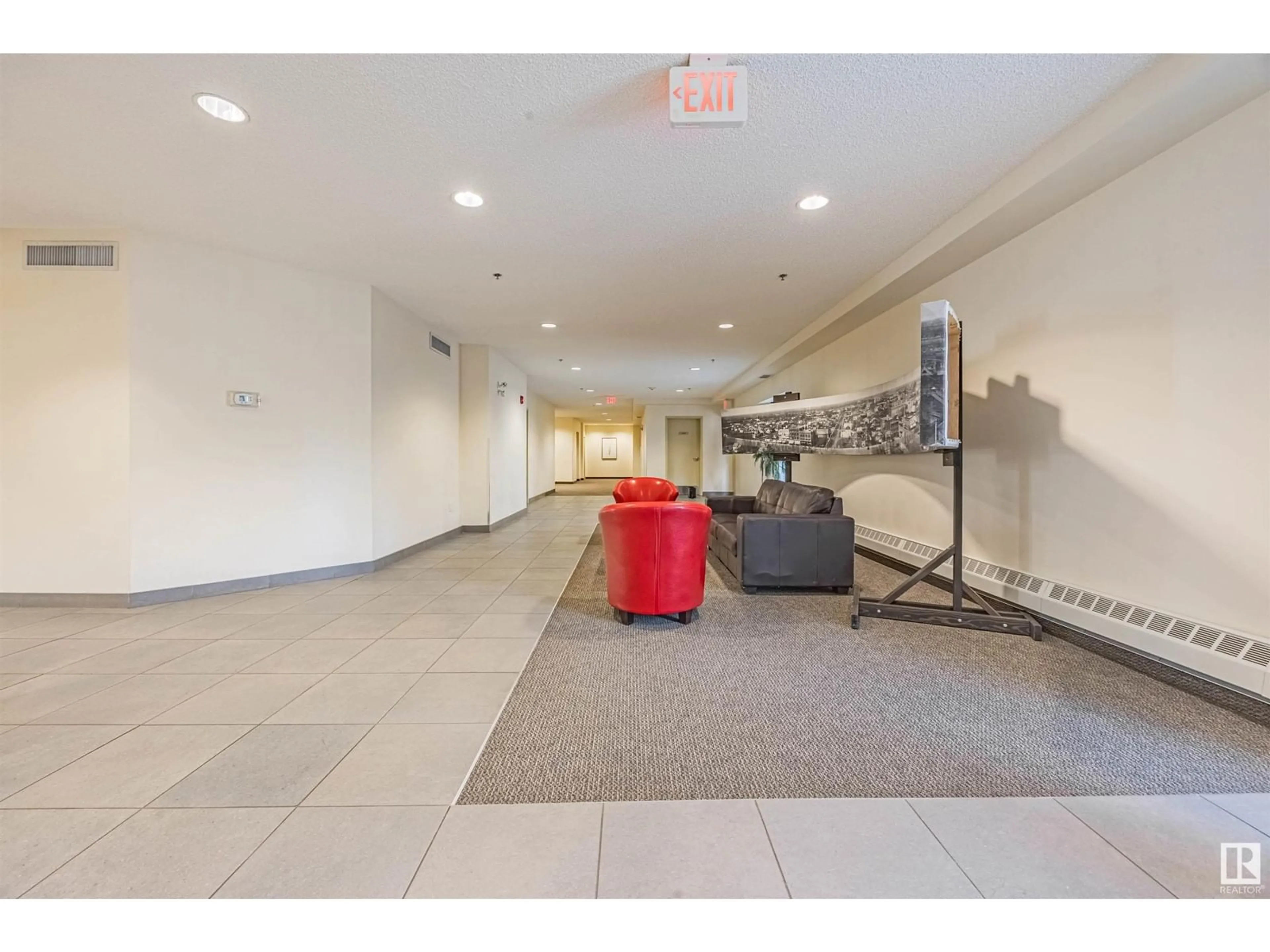 Indoor foyer for 200 - 9316 82 AV, Edmonton Alberta T6C0Z6