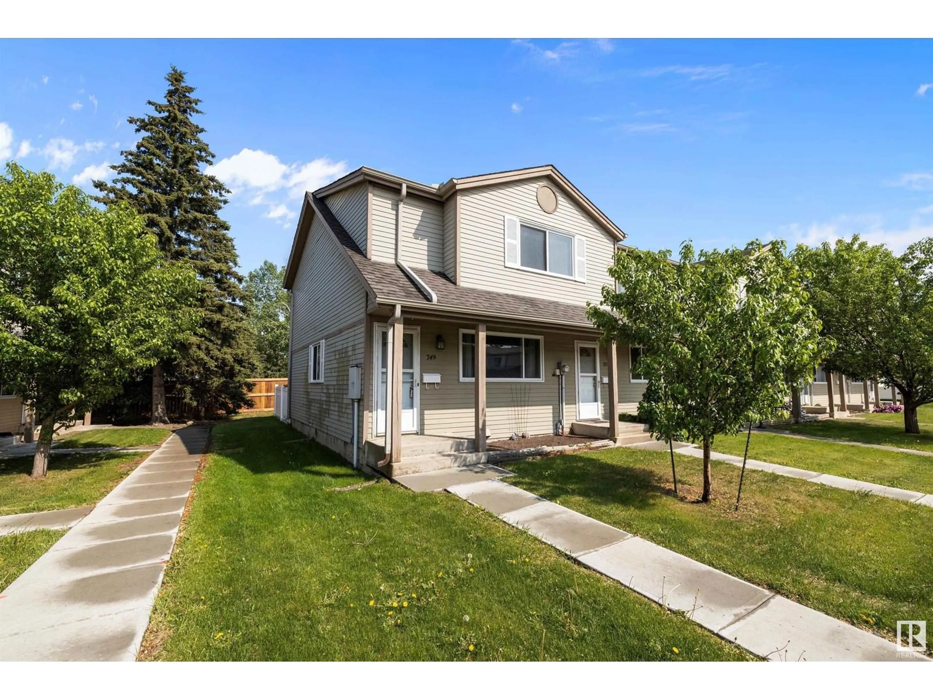 Home with vinyl exterior material, street for 749 VILLAGE DR, Sherwood Park Alberta T8A4H9