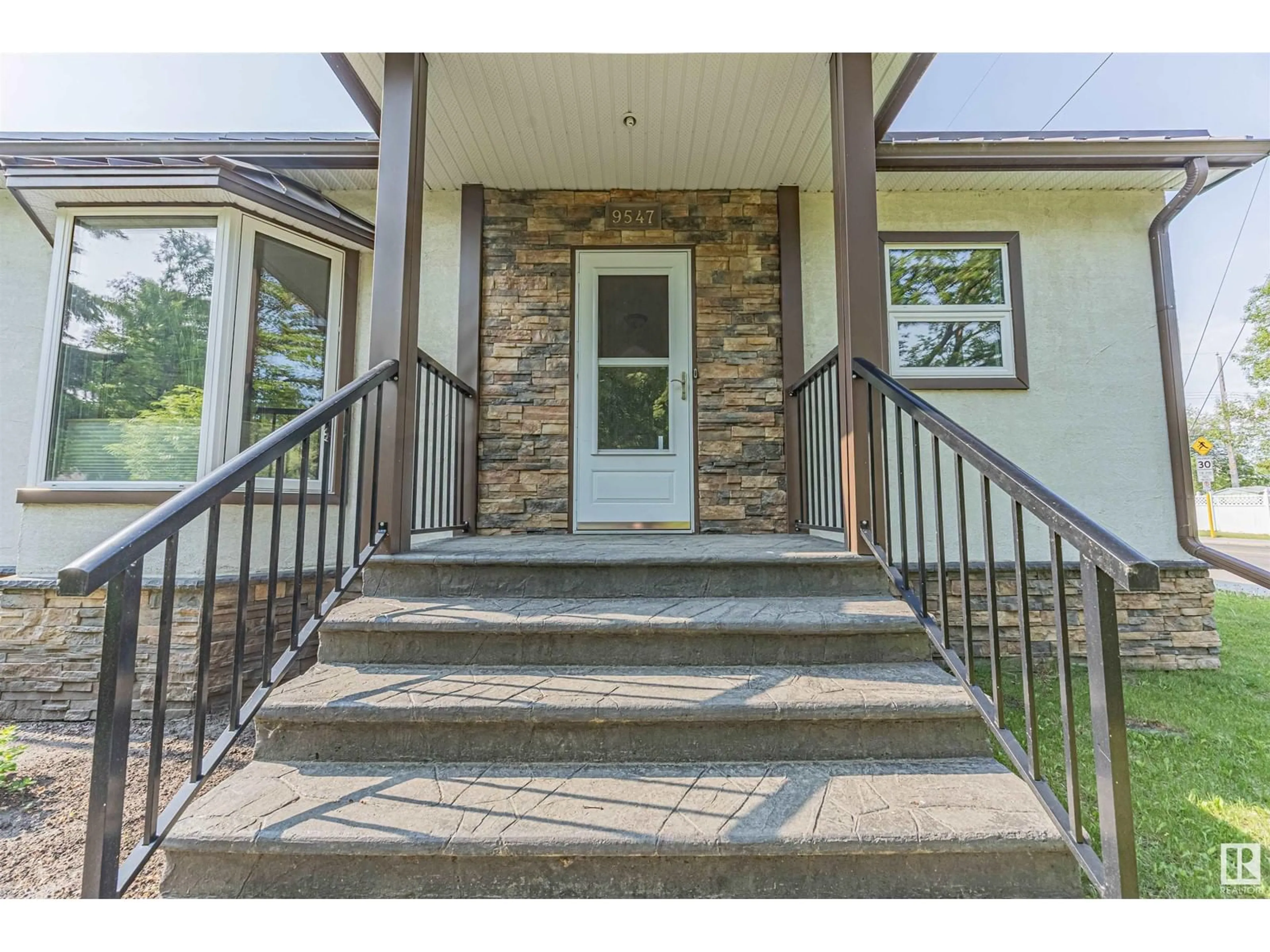 Indoor entryway for 9547 69 AV, Edmonton Alberta T6E0S2