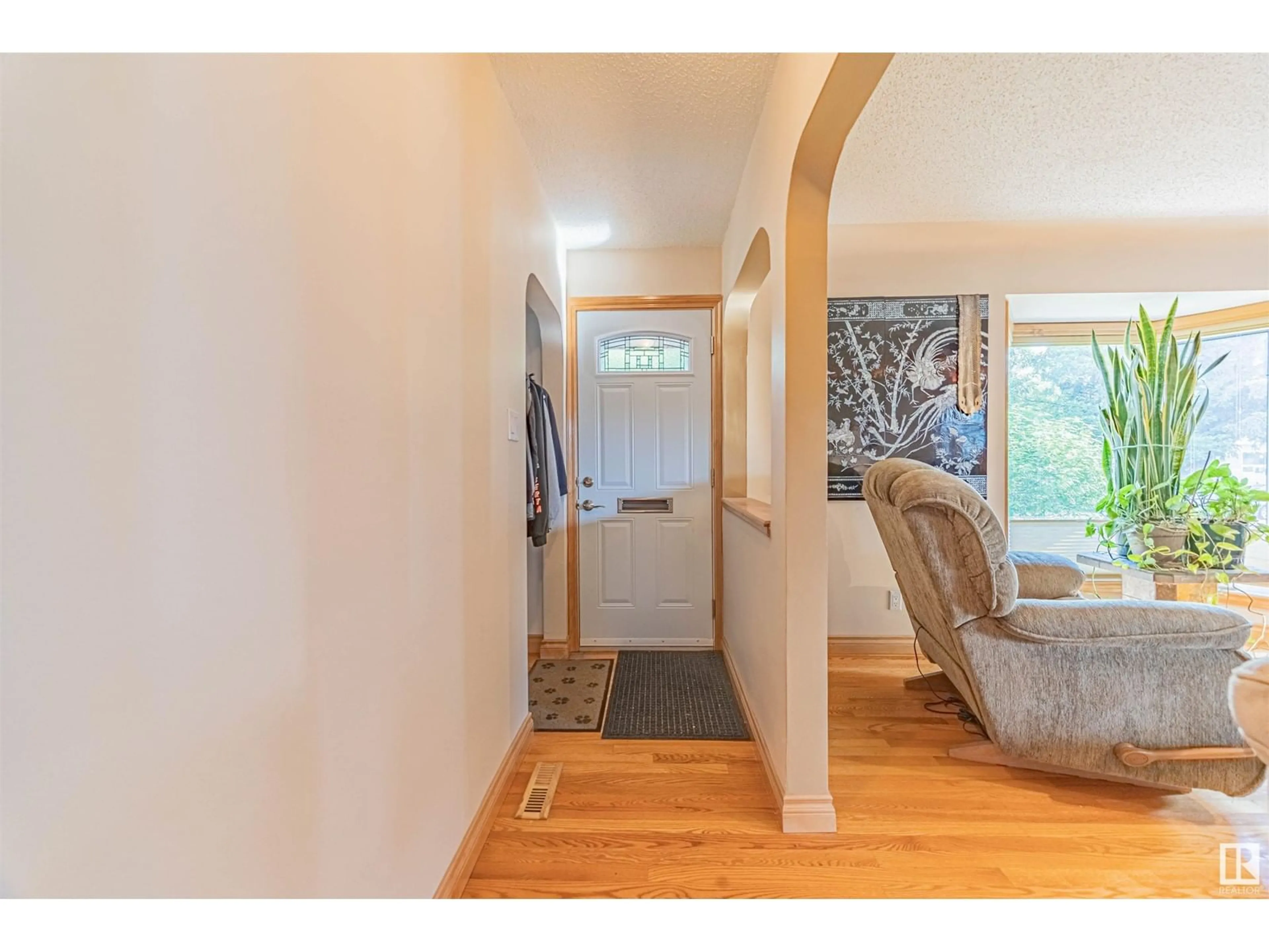Indoor entryway for 9547 69 AV, Edmonton Alberta T6E0S2