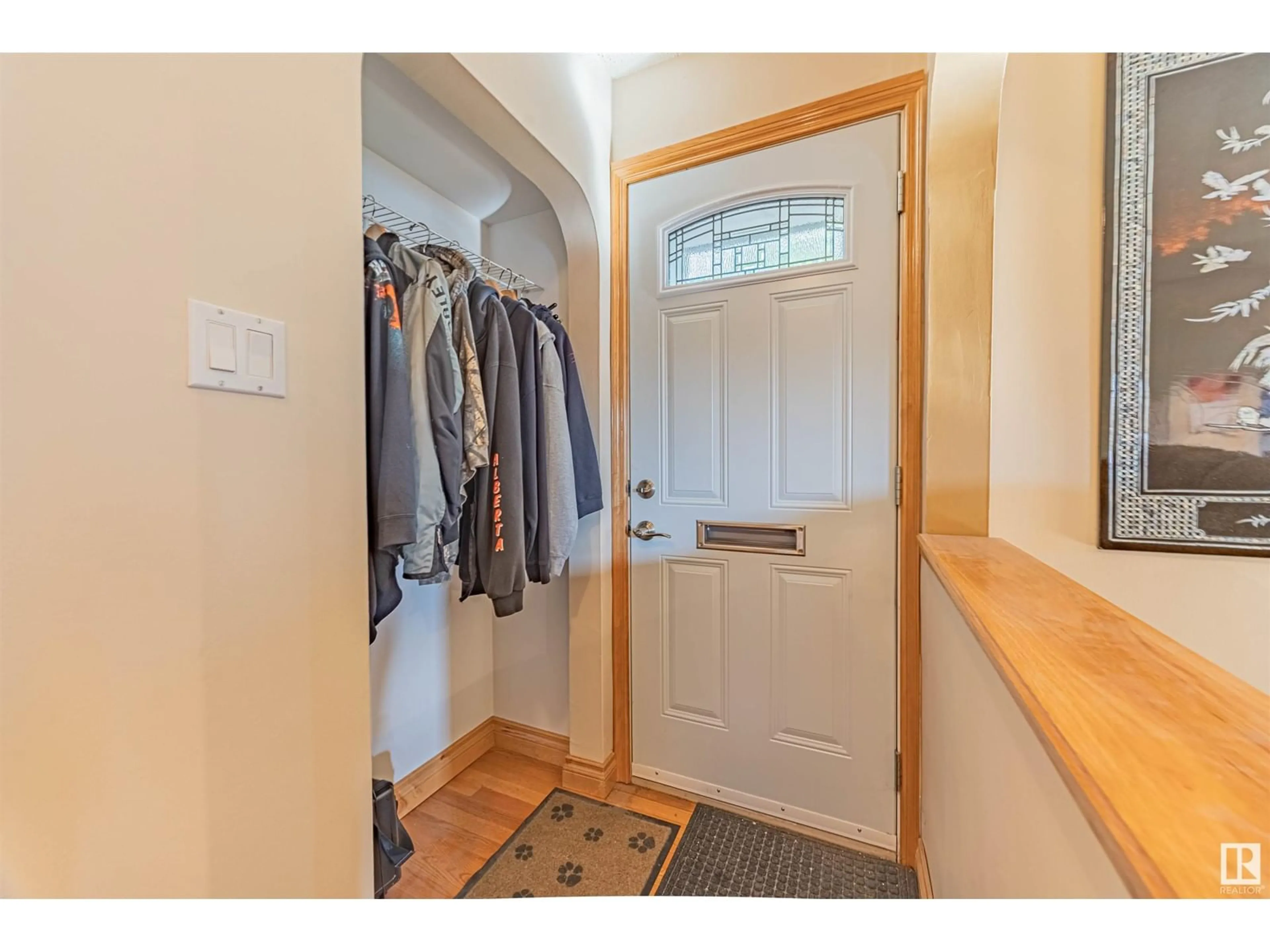 Indoor entryway for 9547 69 AV, Edmonton Alberta T6E0S2