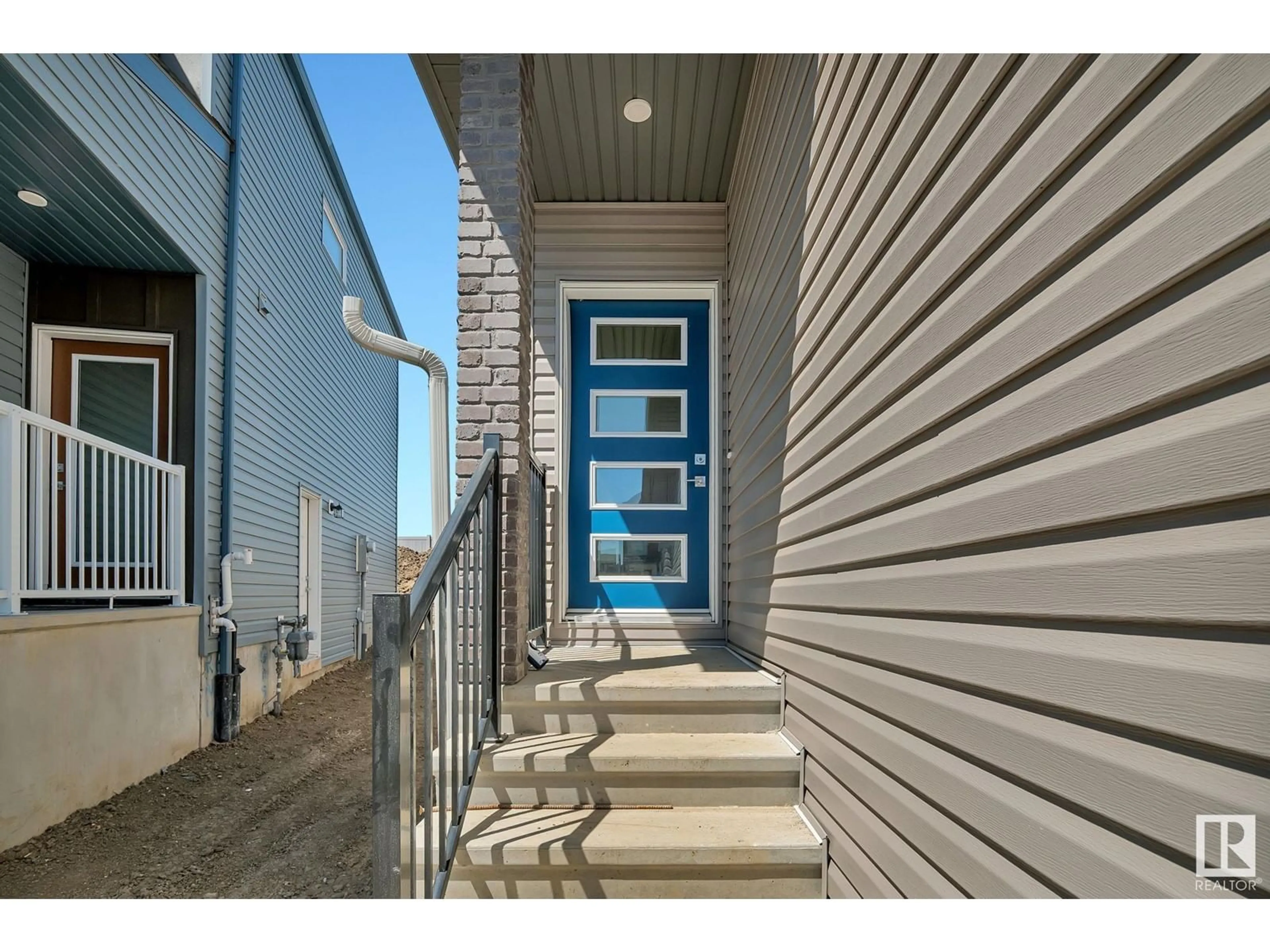 Indoor entryway for 19142 22A AV, Edmonton Alberta T6M1R2