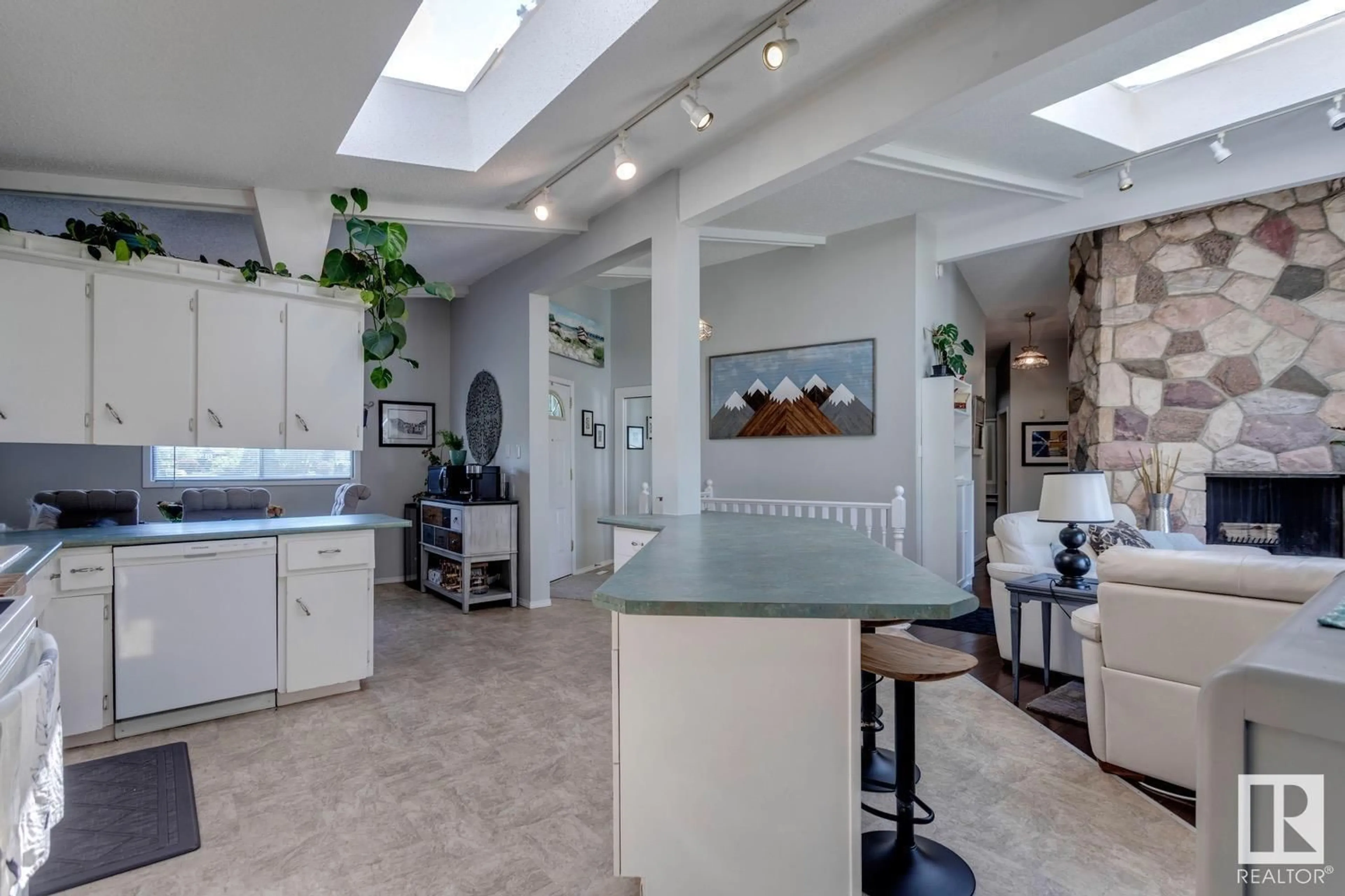 Open concept kitchen, ceramic/tile floor for 11527 37A AV, Edmonton Alberta T6J0J6