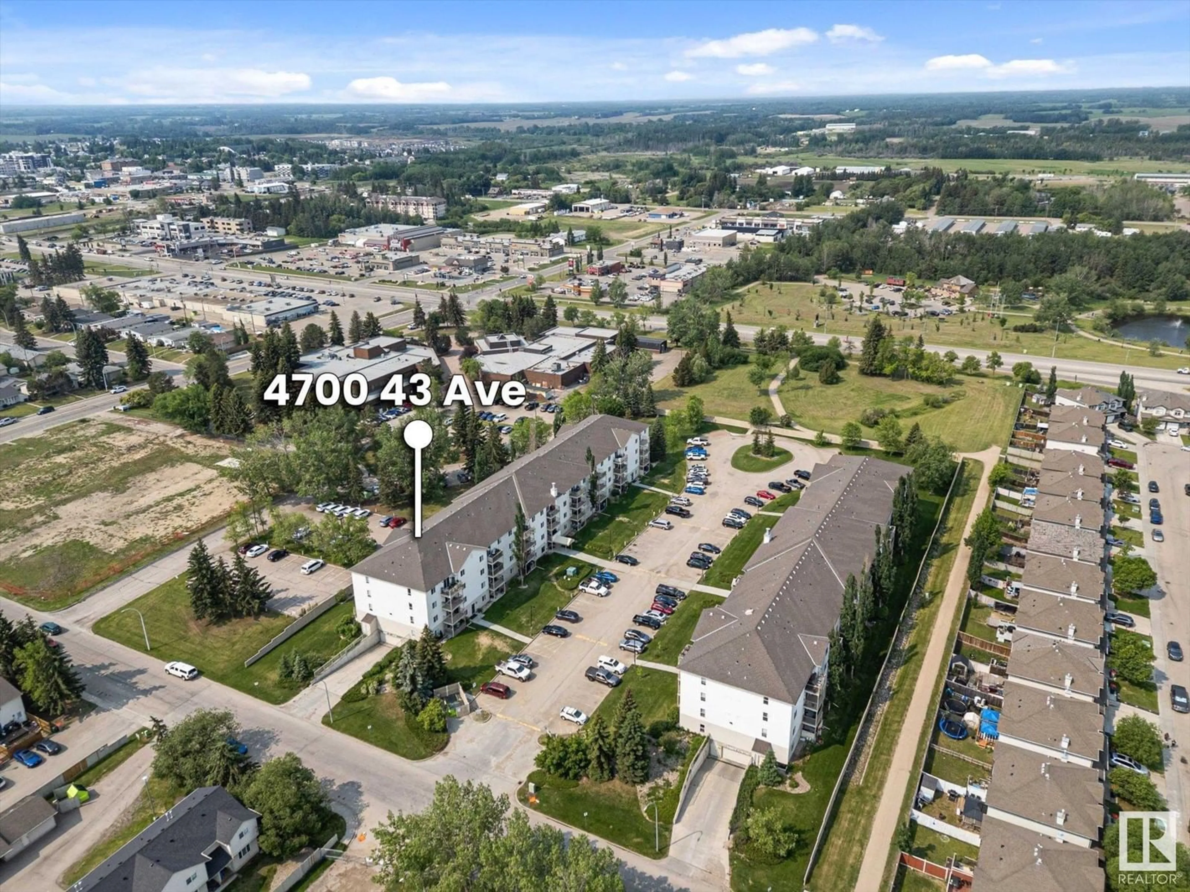 A pic from outside/outdoor area/front of a property/back of a property/a pic from drone, mountain view for #402 - 4700 43 AV, Stony Plain Alberta T7Z2S6