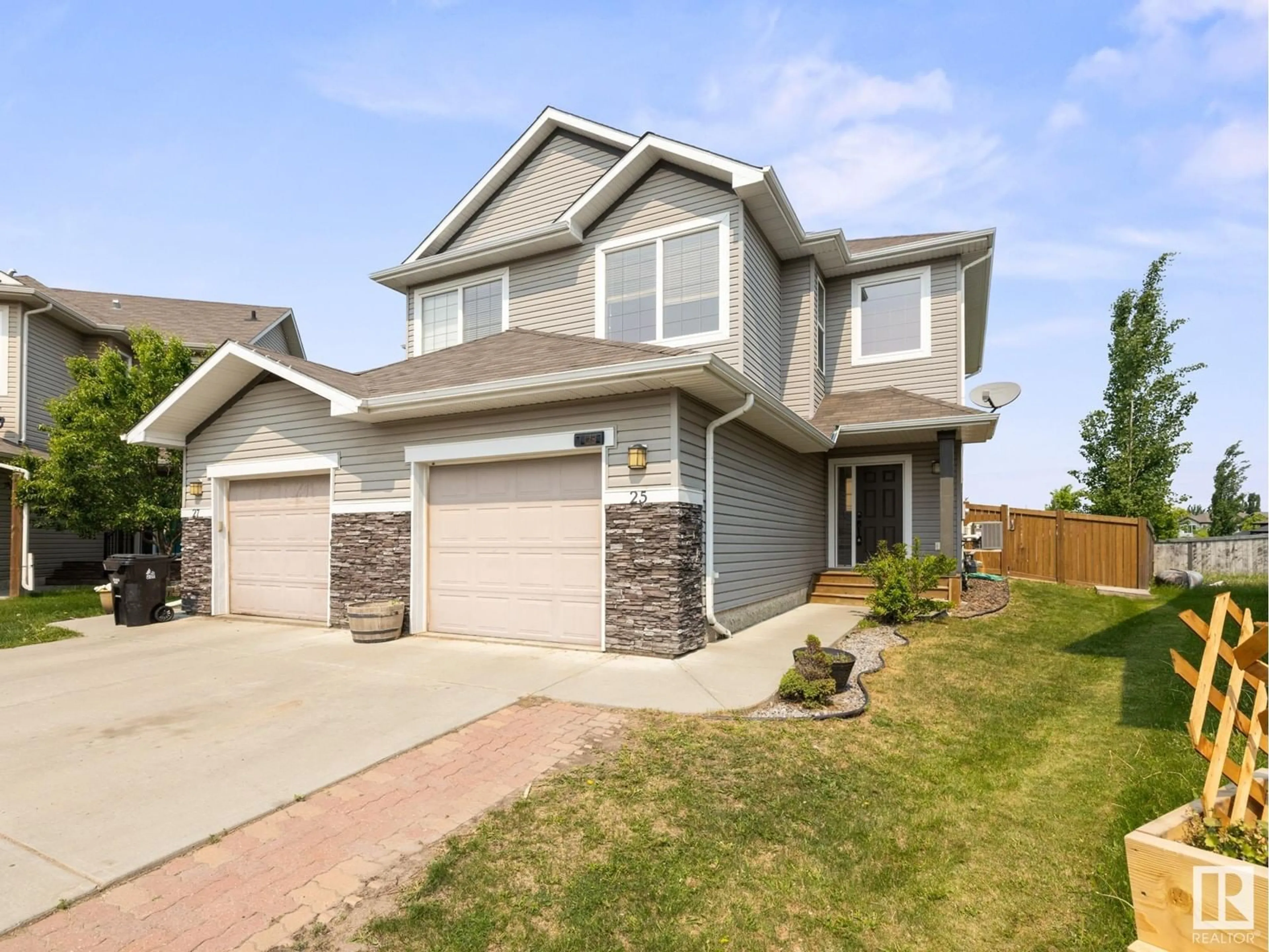 Home with vinyl exterior material, street for 25 ASHBY GD, Spruce Grove Alberta T7X0K1