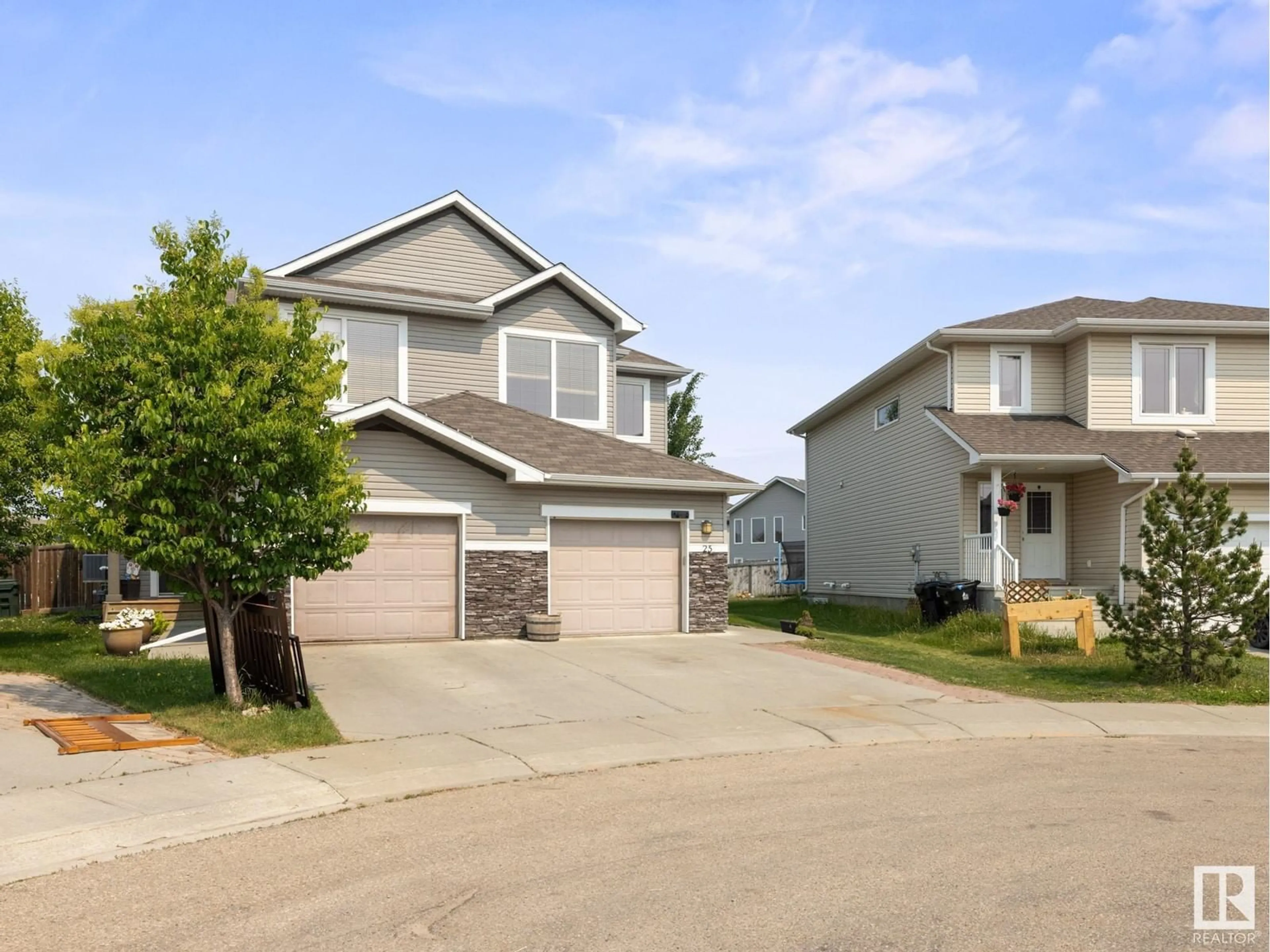 Home with vinyl exterior material, street for 25 ASHBY GD, Spruce Grove Alberta T7X0K1