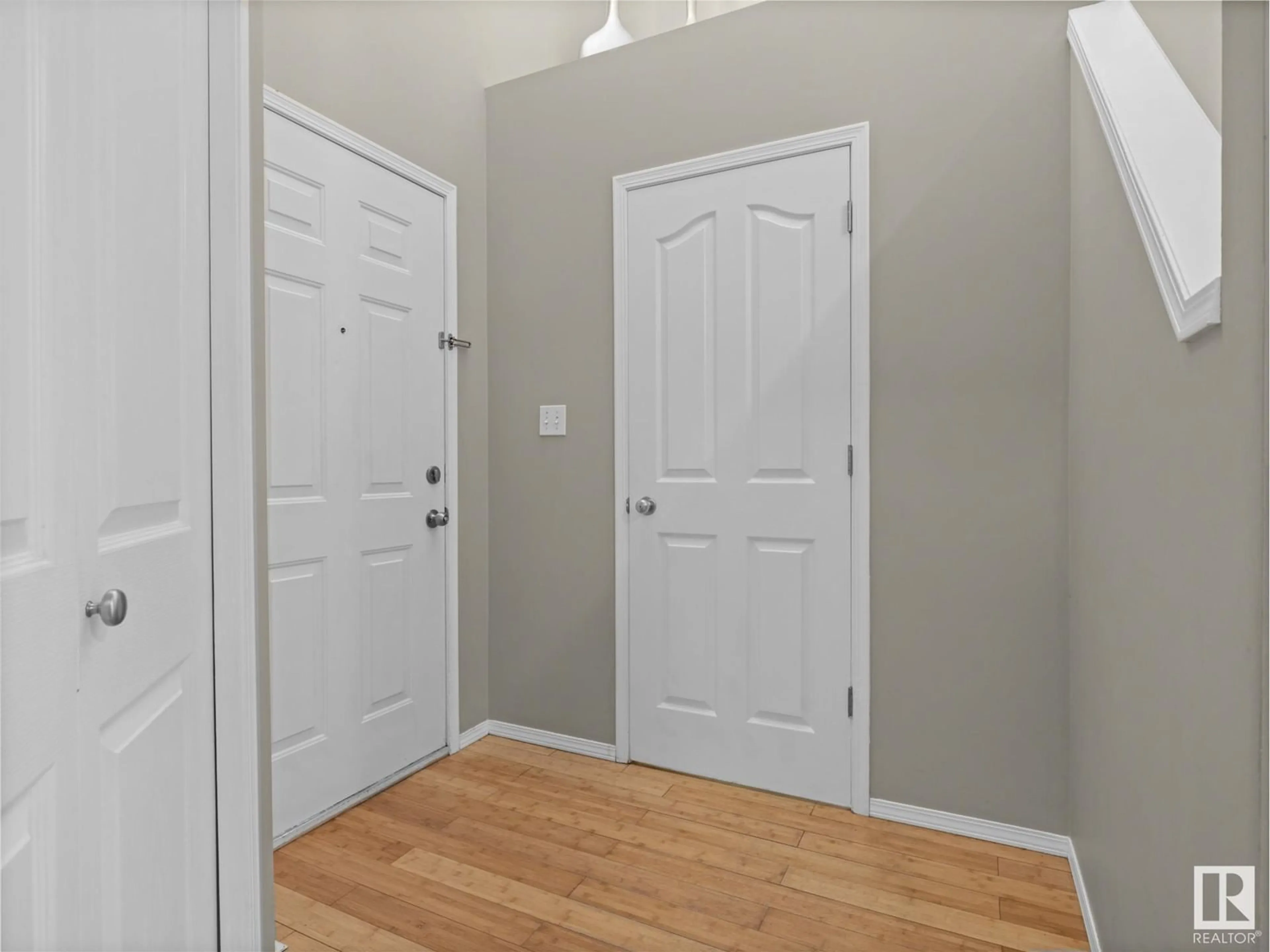 Indoor entryway for NW - 17055 113 ST, Edmonton Alberta T5X5Y9